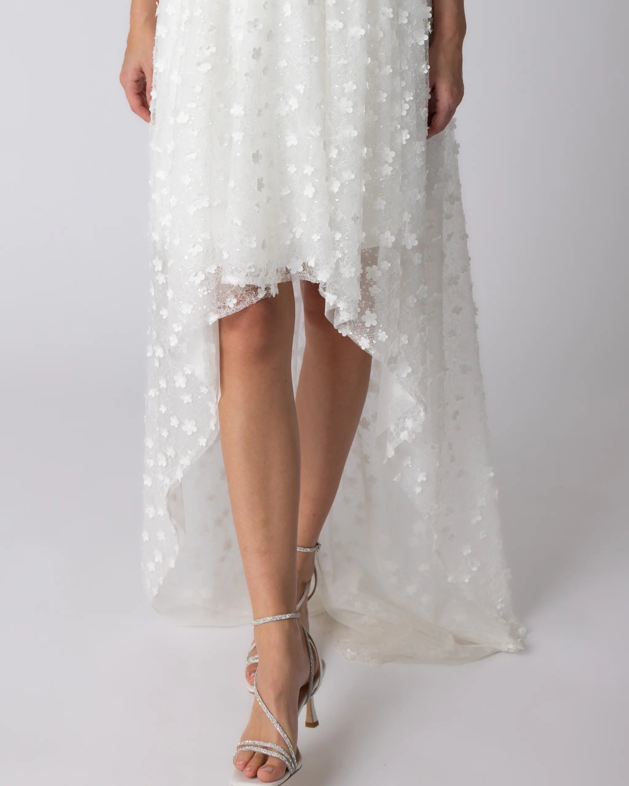 Brautkleid Zweiteiler mit asymmetrischem Überrock mit 3D Blüten - Detailansicht