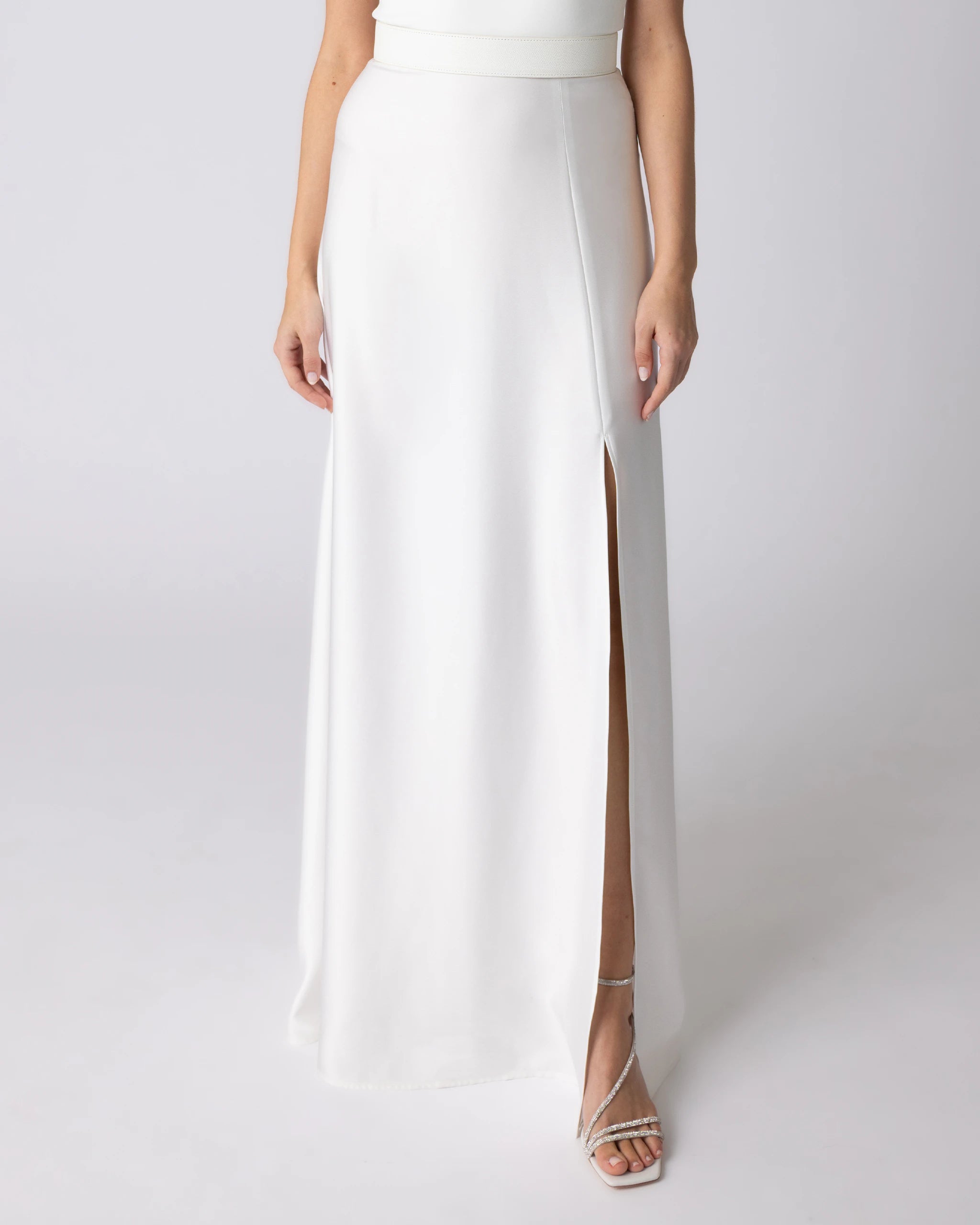 Schlichtes und bodenlanges Brautkleid mit Satin Rock mit Schlitz - Detailansicht