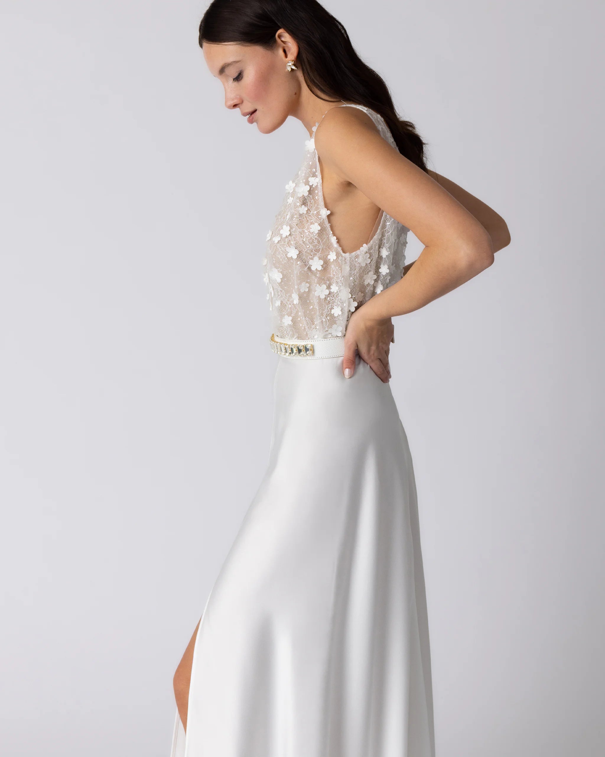 Brautkleid Zweiteiler mit V-Ausschnitt Top mit 3D Blüten und Satin Rock - Detailansicht Seite