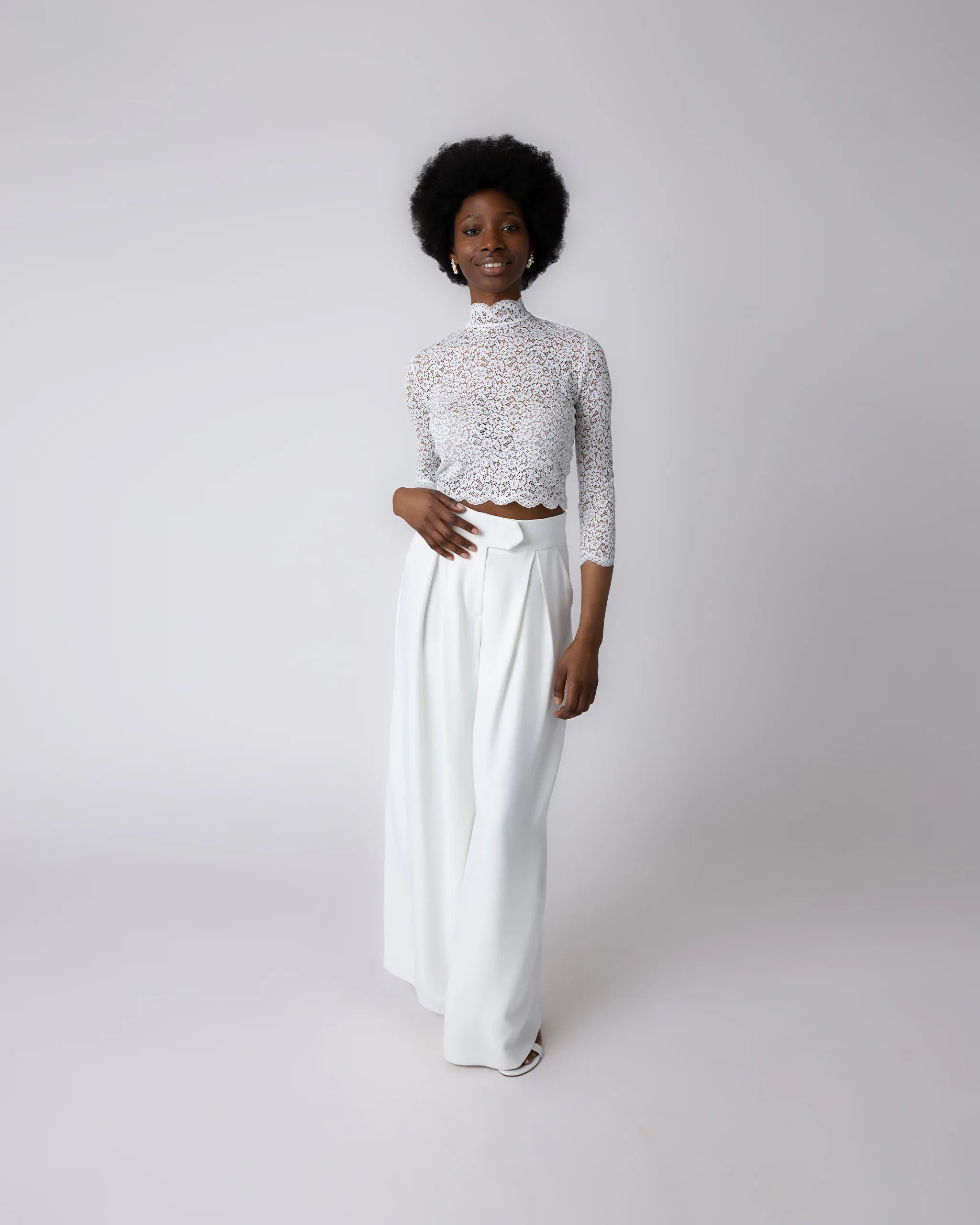 Moderner Standesamtlook mit breiter Hose und Botanik-Spitzen Croptop - Ansicht vorne