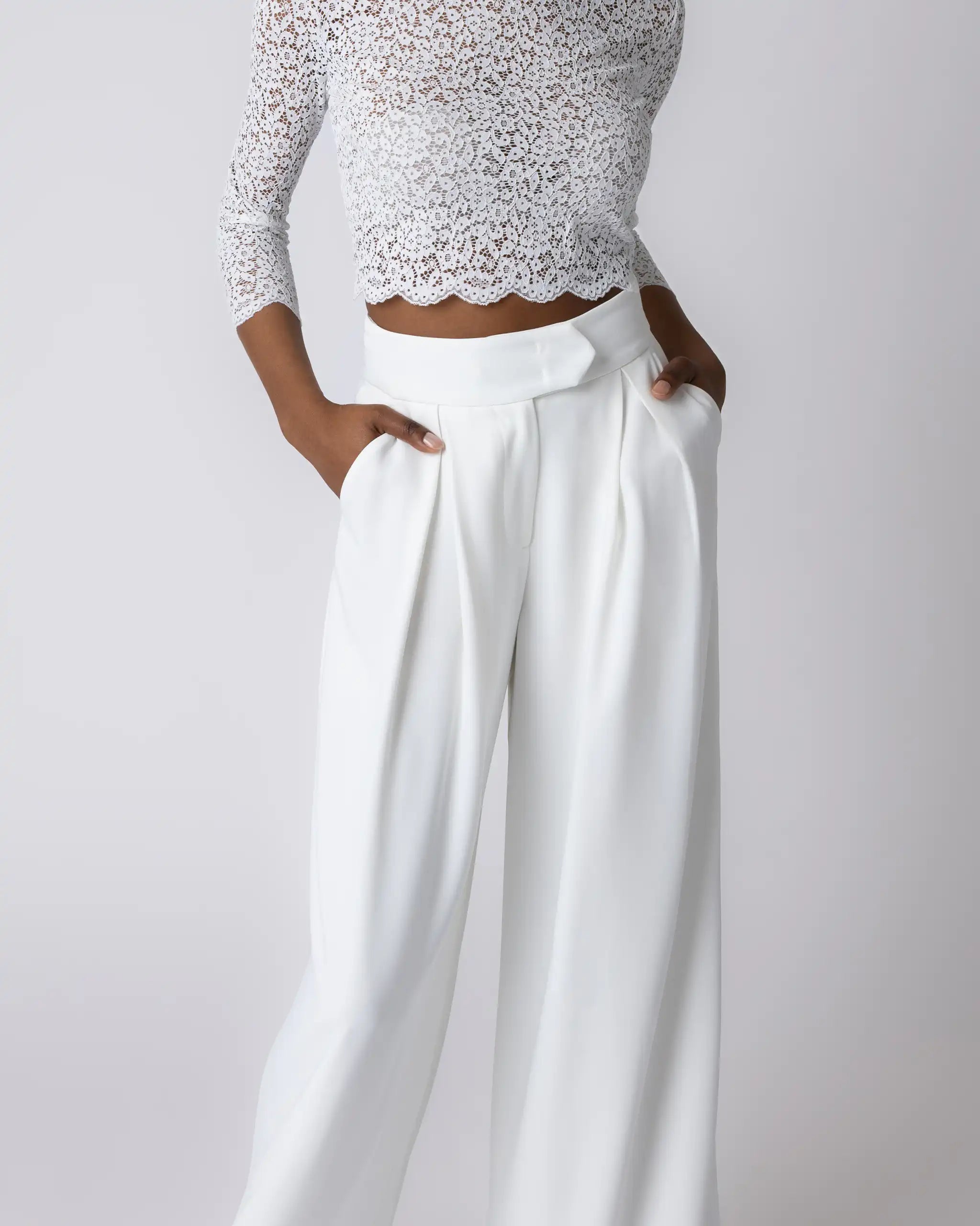 Moderner Standesamtlook mit breiter Hose und Botanik-Spitzen Croptop - Detailansicht