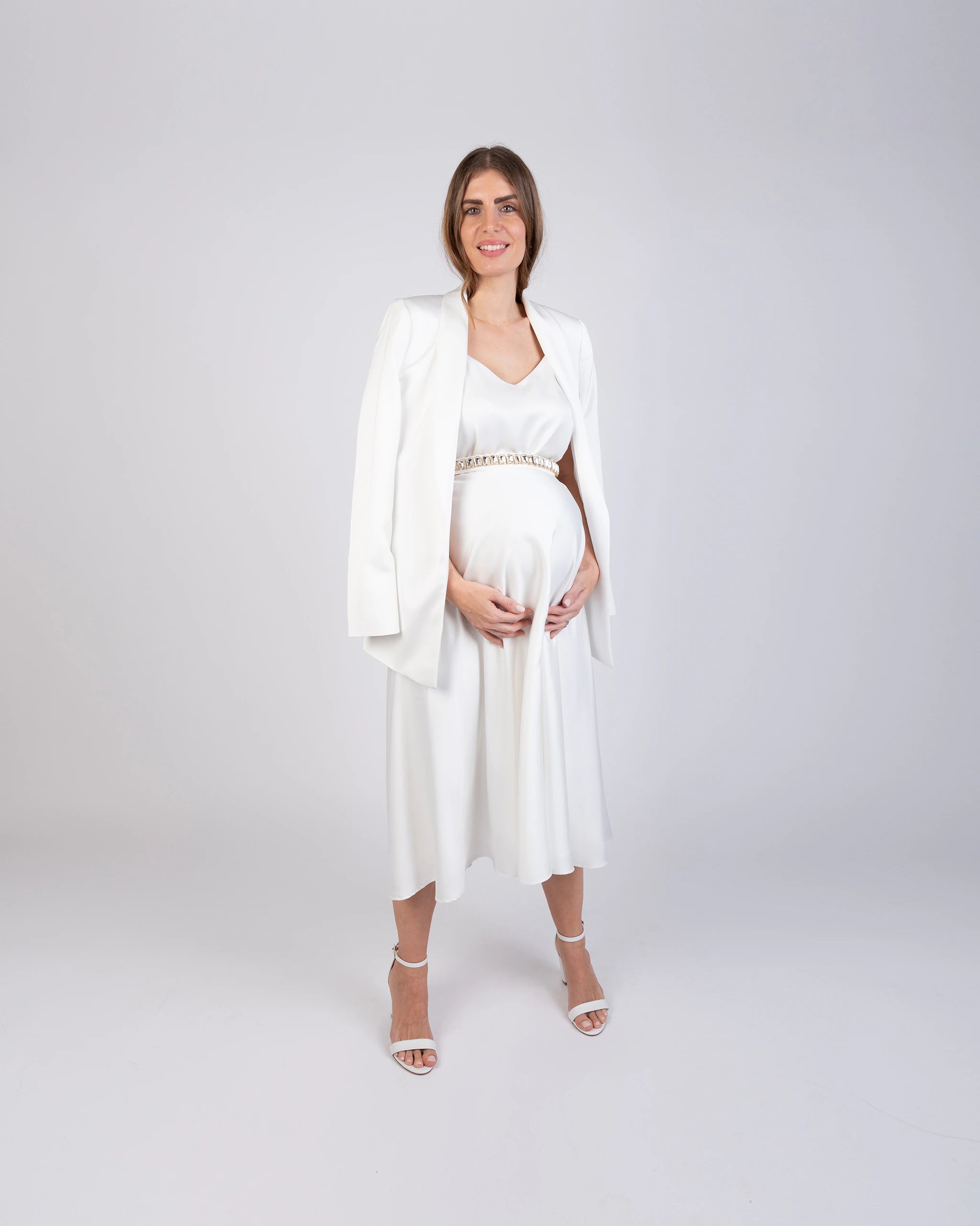 Schlichtes Brautkleid für Schwangere aus Satin - Ansicht vorne