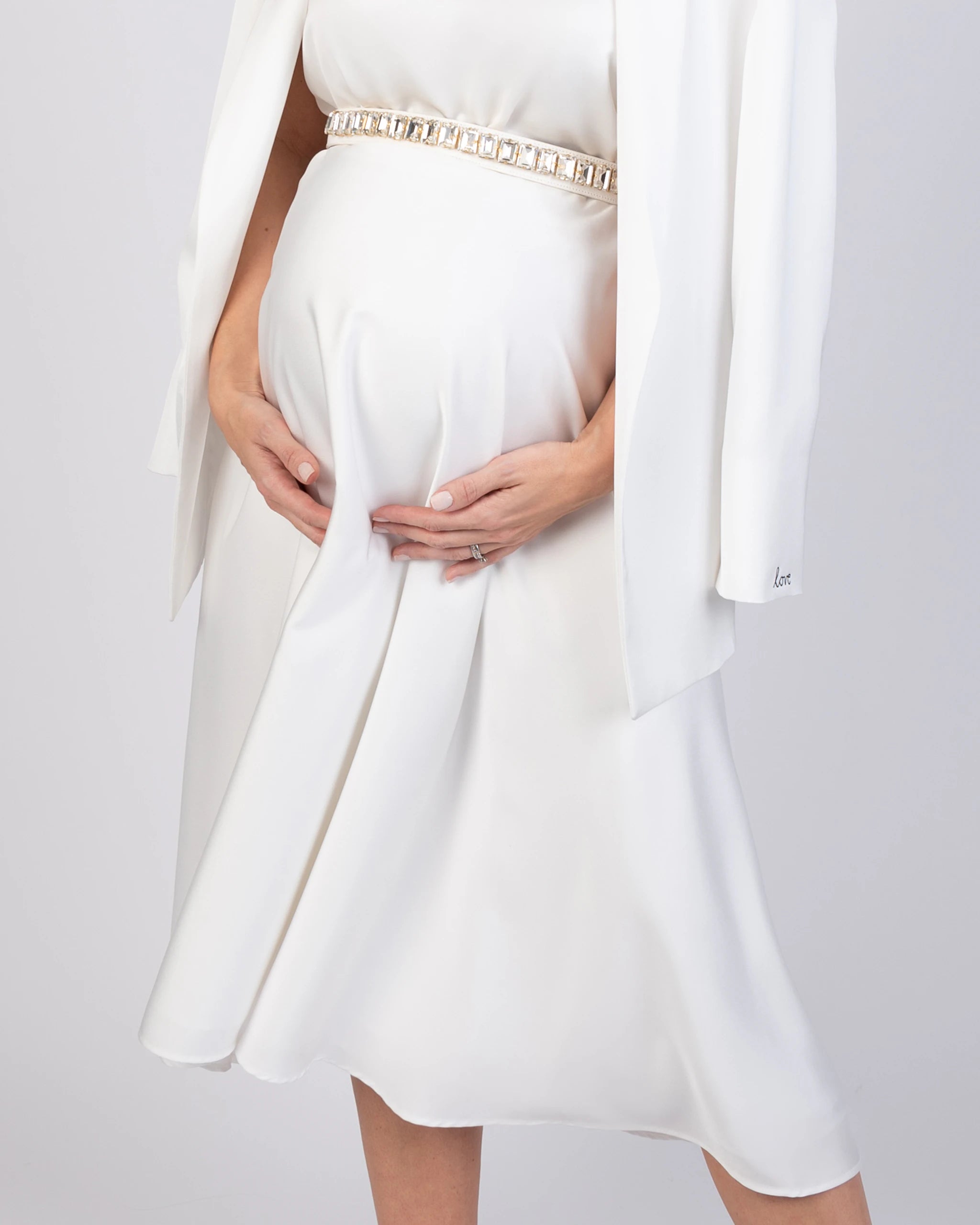 Schlichtes Brautkleid für Schwangere aus Satin - Detailansicht