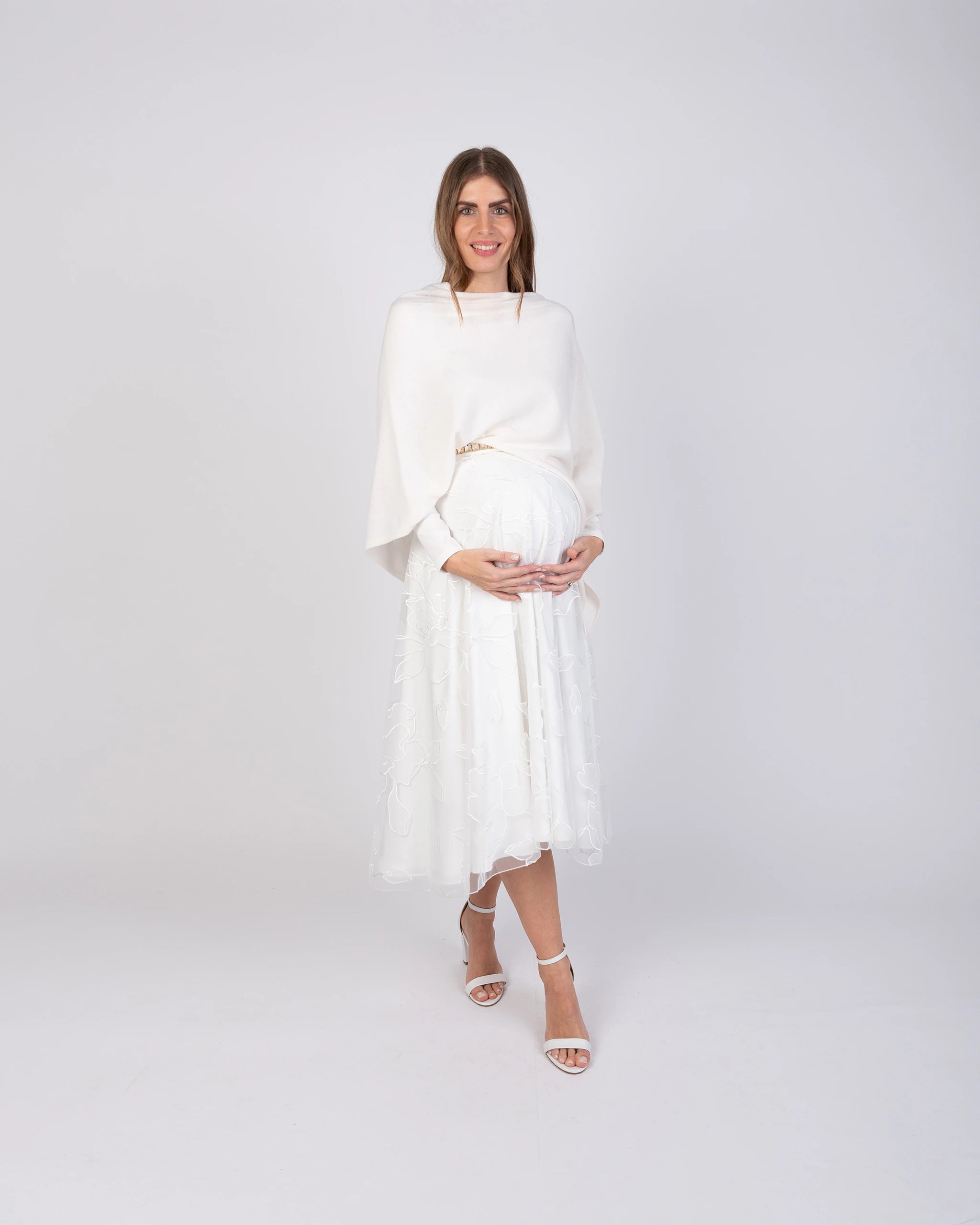 Brautkleid für Schwangere mit Tüllrock aus Blumenstickerei - Ansicht vorne