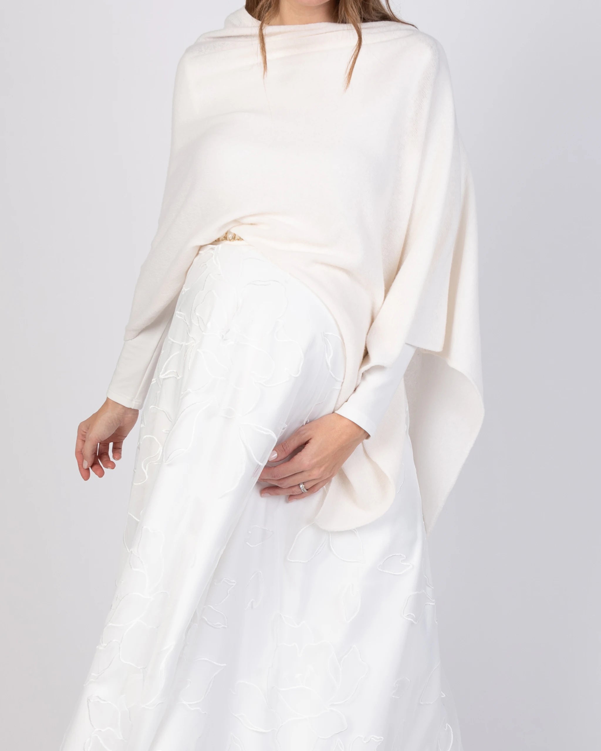 Brautkleid für Schwangere mit Tüllrock aus Blumenstickerei - Detailansicht