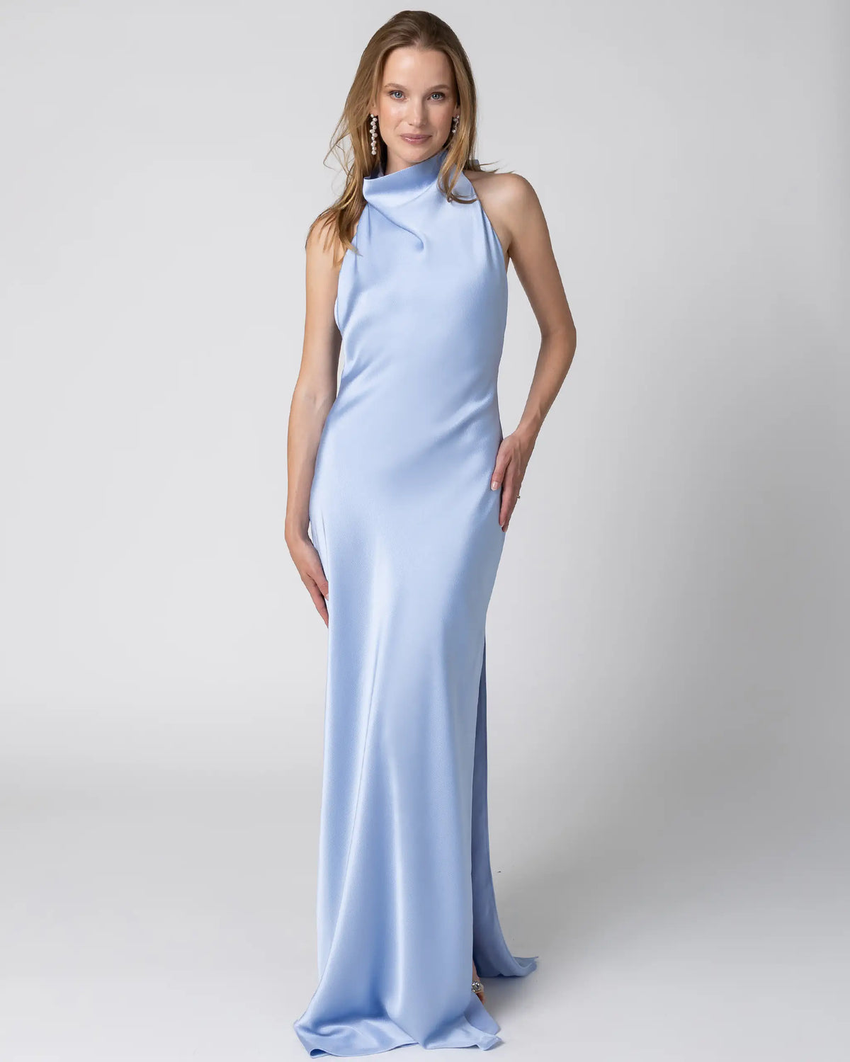Neckholder Abendkleid mit seitlichem Schlitz und Rueckenausschnitt in Hellblau - Ansicht vorne