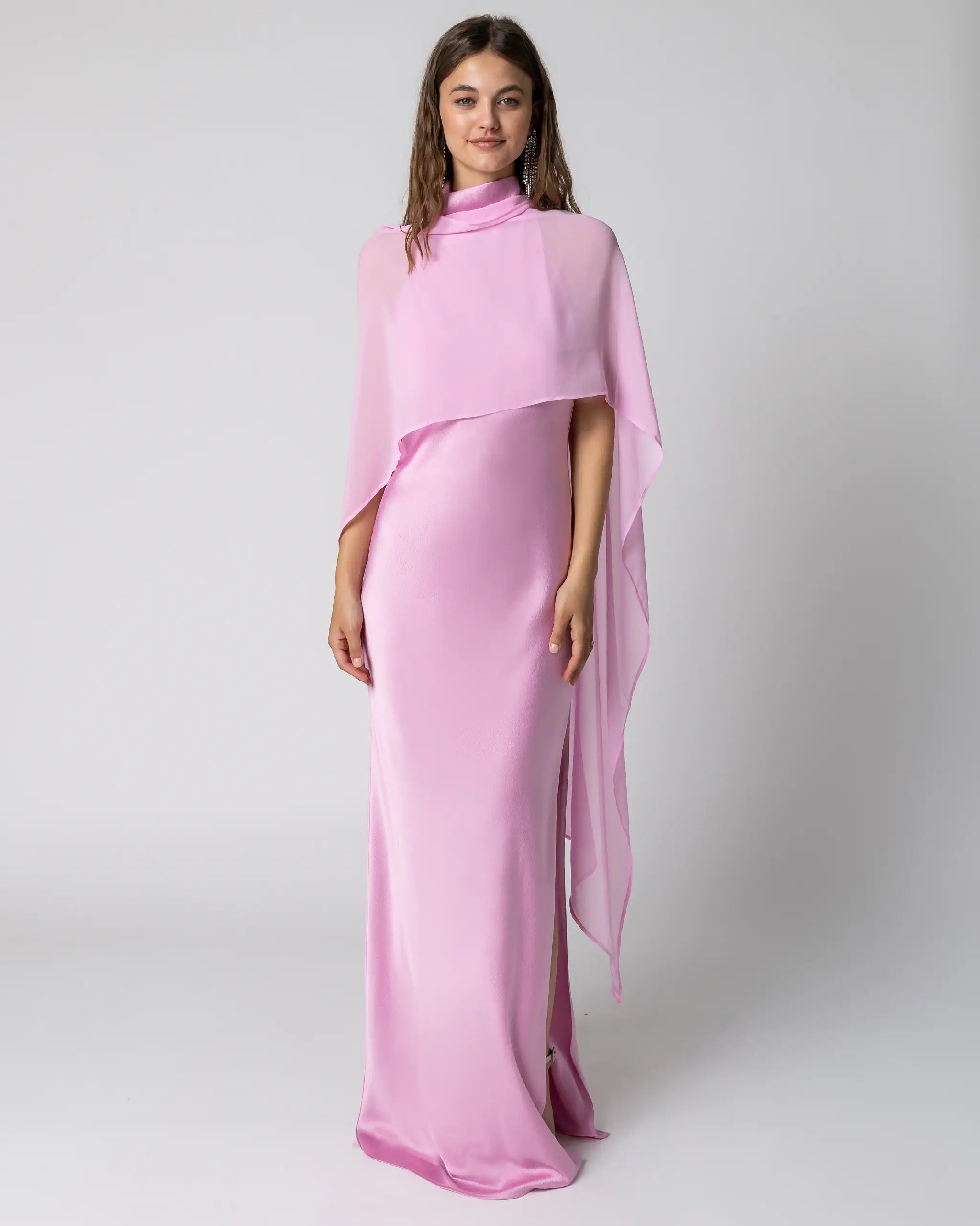 Neckholder Abendkleid in Pink kombiniert mit Cape aus Chiffon - Ansicht vorne