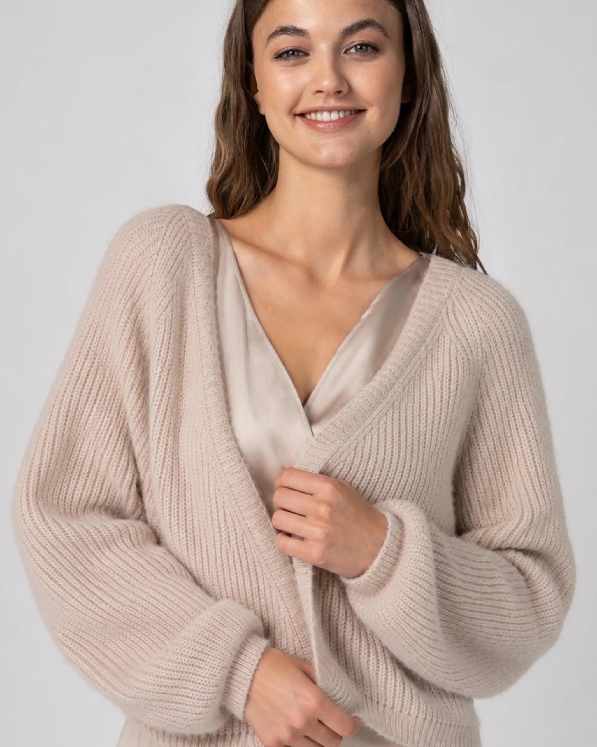 Kurze Strickjacke champagne Ansicht vorne