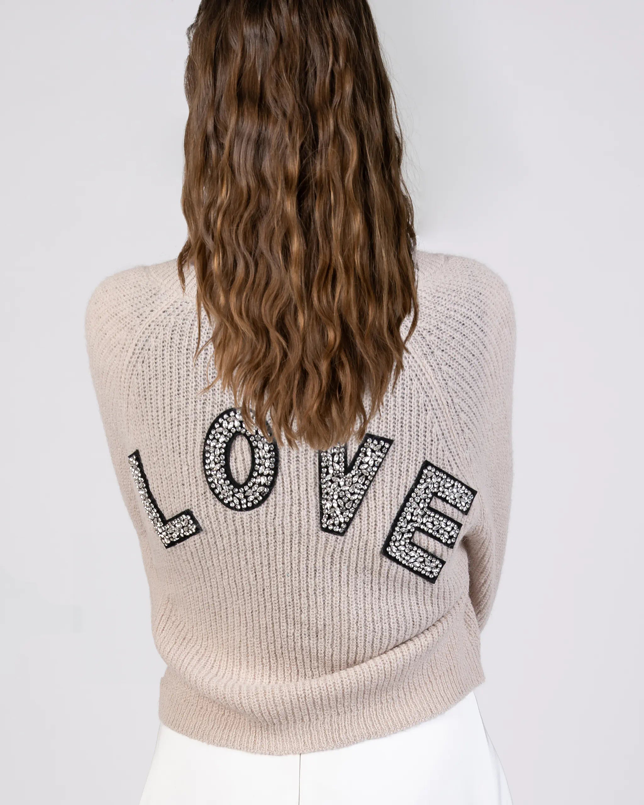 Kurze Strickjacke mit funkelnder LOVE Aufschrift in champagne Ansicht hinten