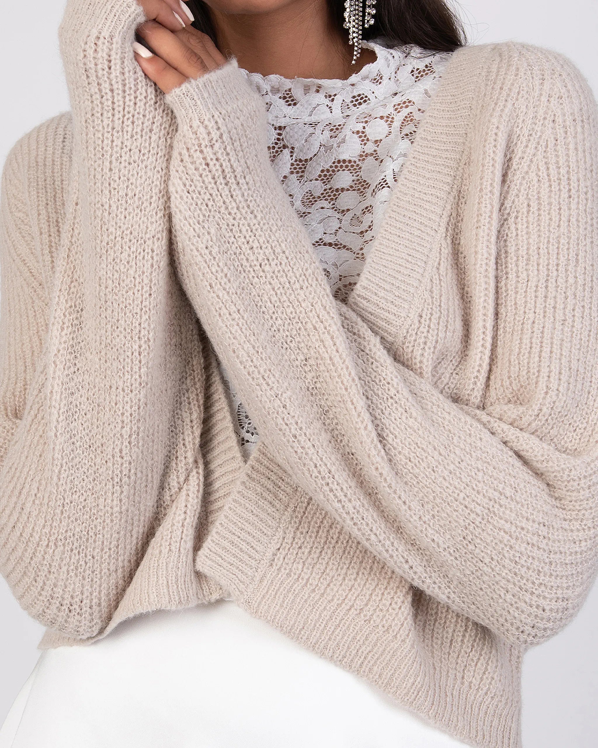 Kurze Strickjacke mit funkelnder LOVE Aufschrift in champagne Ansicht vorne