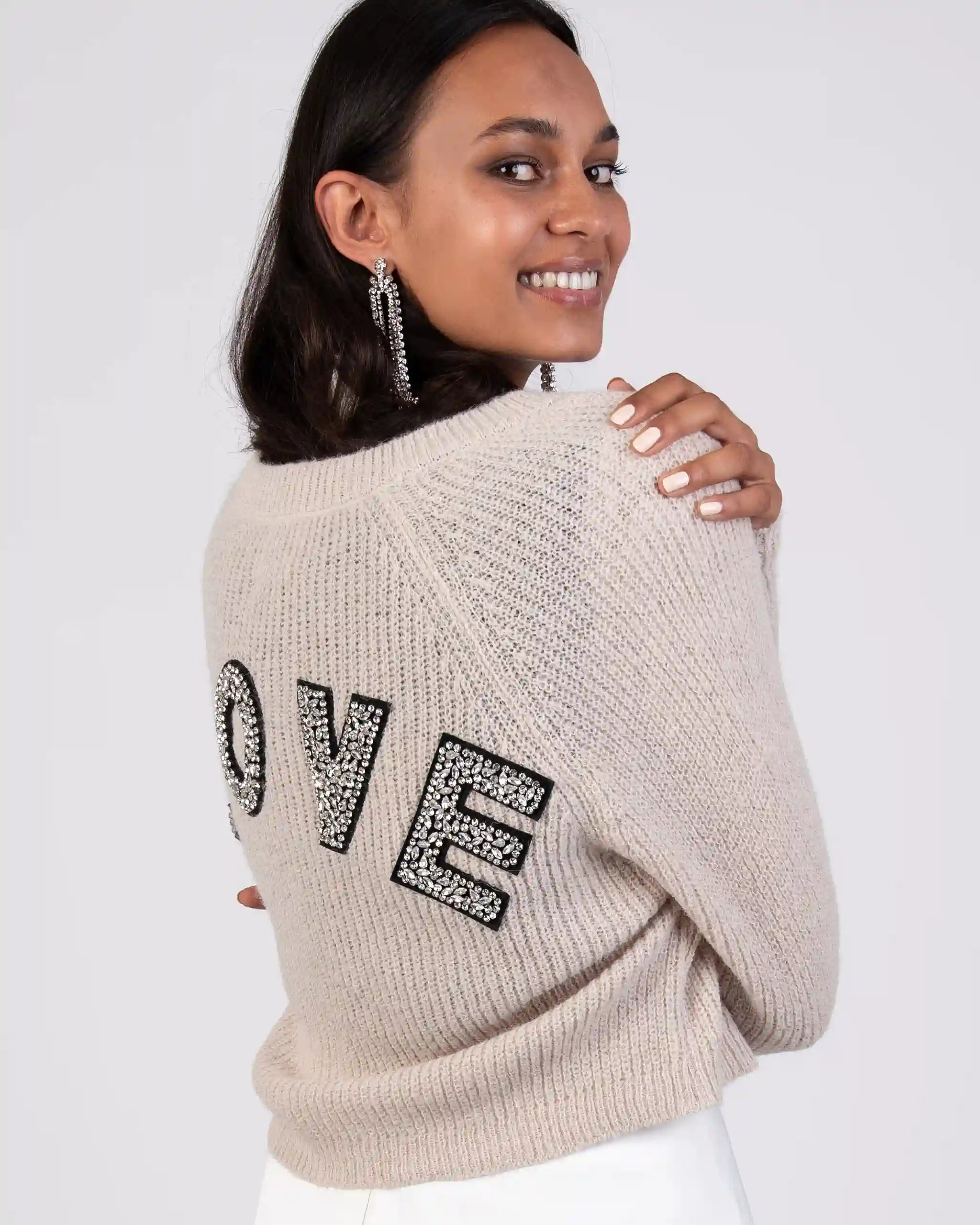 Kurze Strickjacke mit funkelnder LOVE Aufschrift in champagne Ansicht seitlich