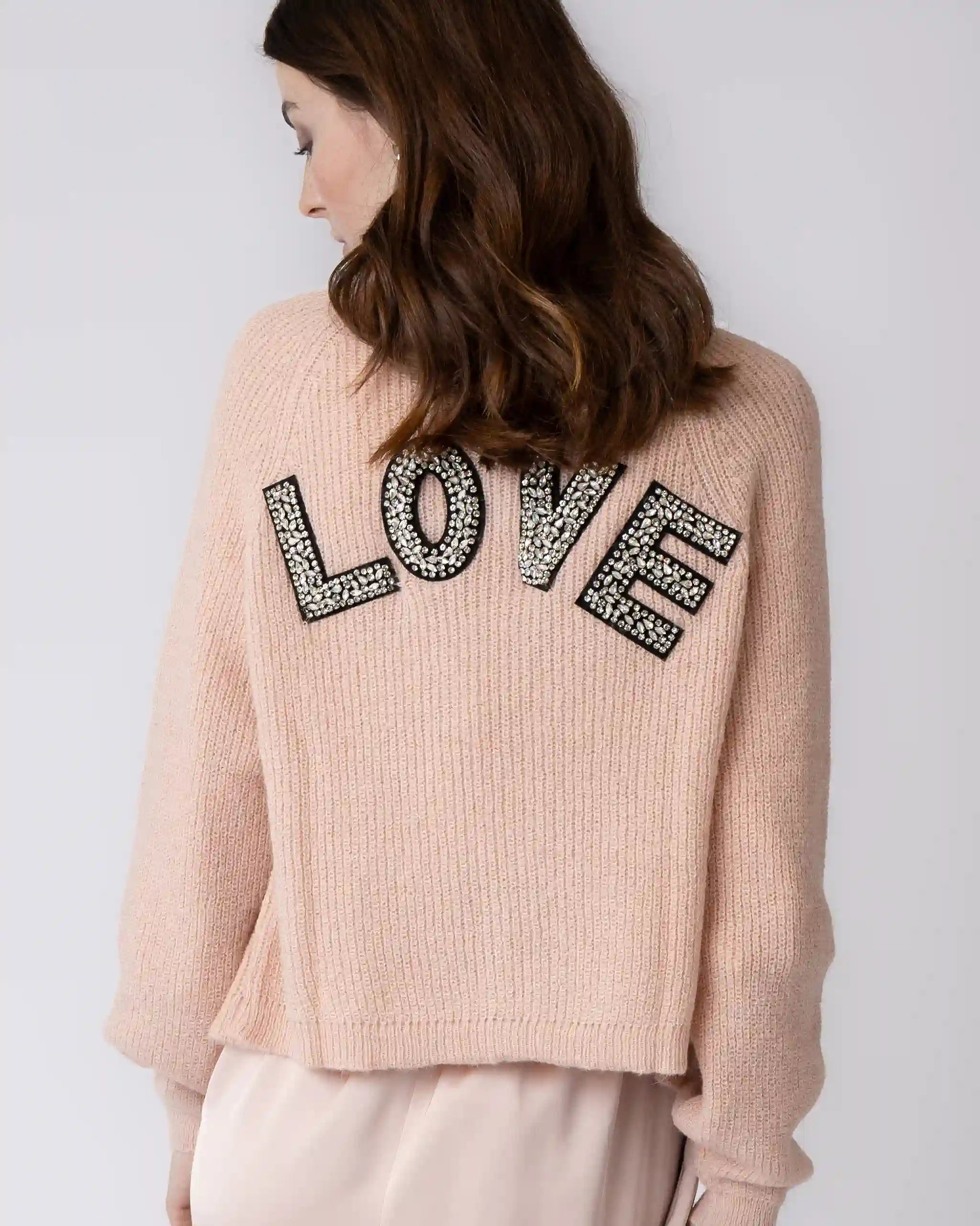 Kurze Strickjacke mit funkelnder LOVE Aufschrift in rosa Ansicht hinten
