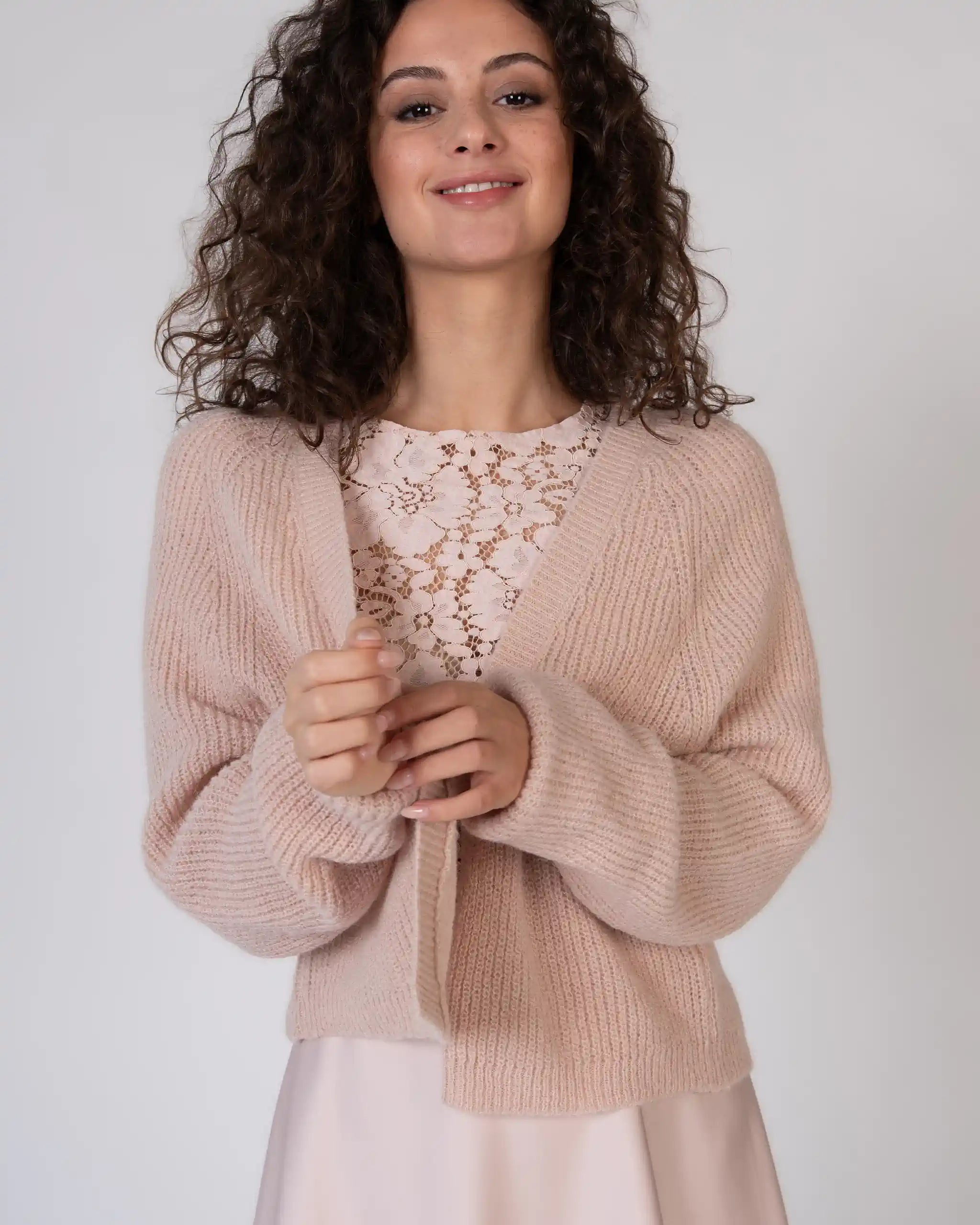 Kurze Strickjacke mit funkelnder LOVE Aufschrift in rosa Ansicht hinten