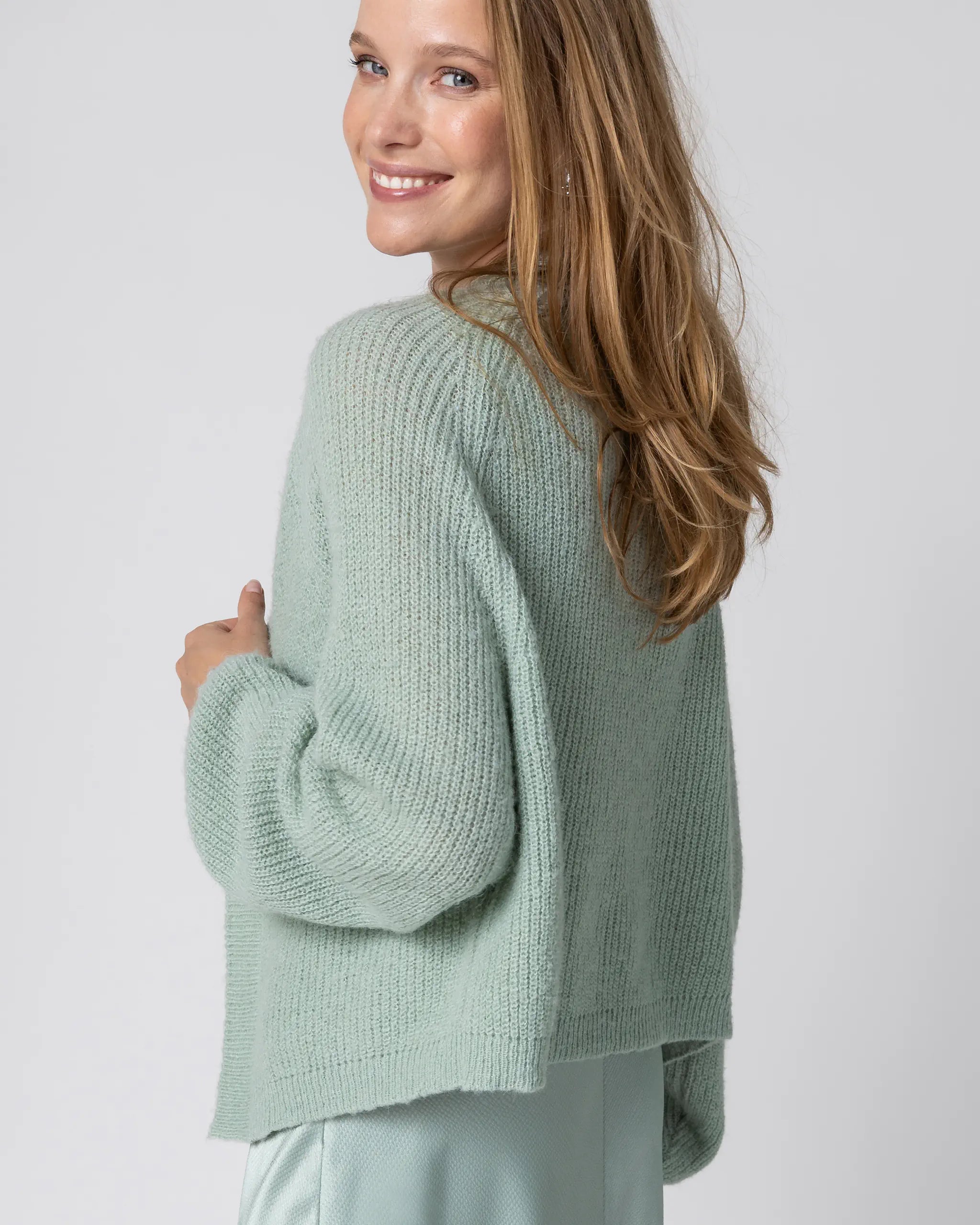 Kurze Strickjacke salbeigrün Ansicht hinten