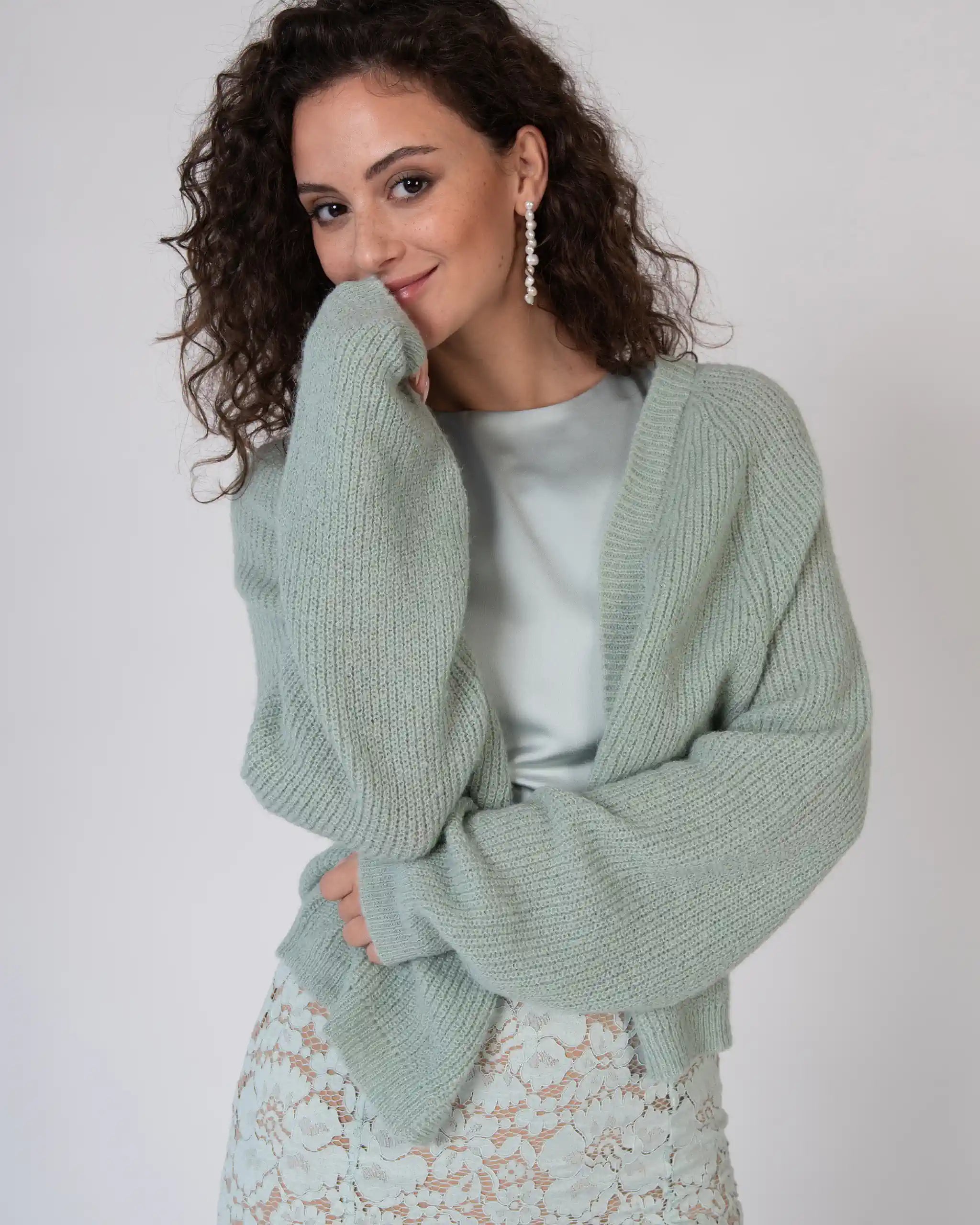 Kurze Strickjacke salbeigrün Ansicht vorne