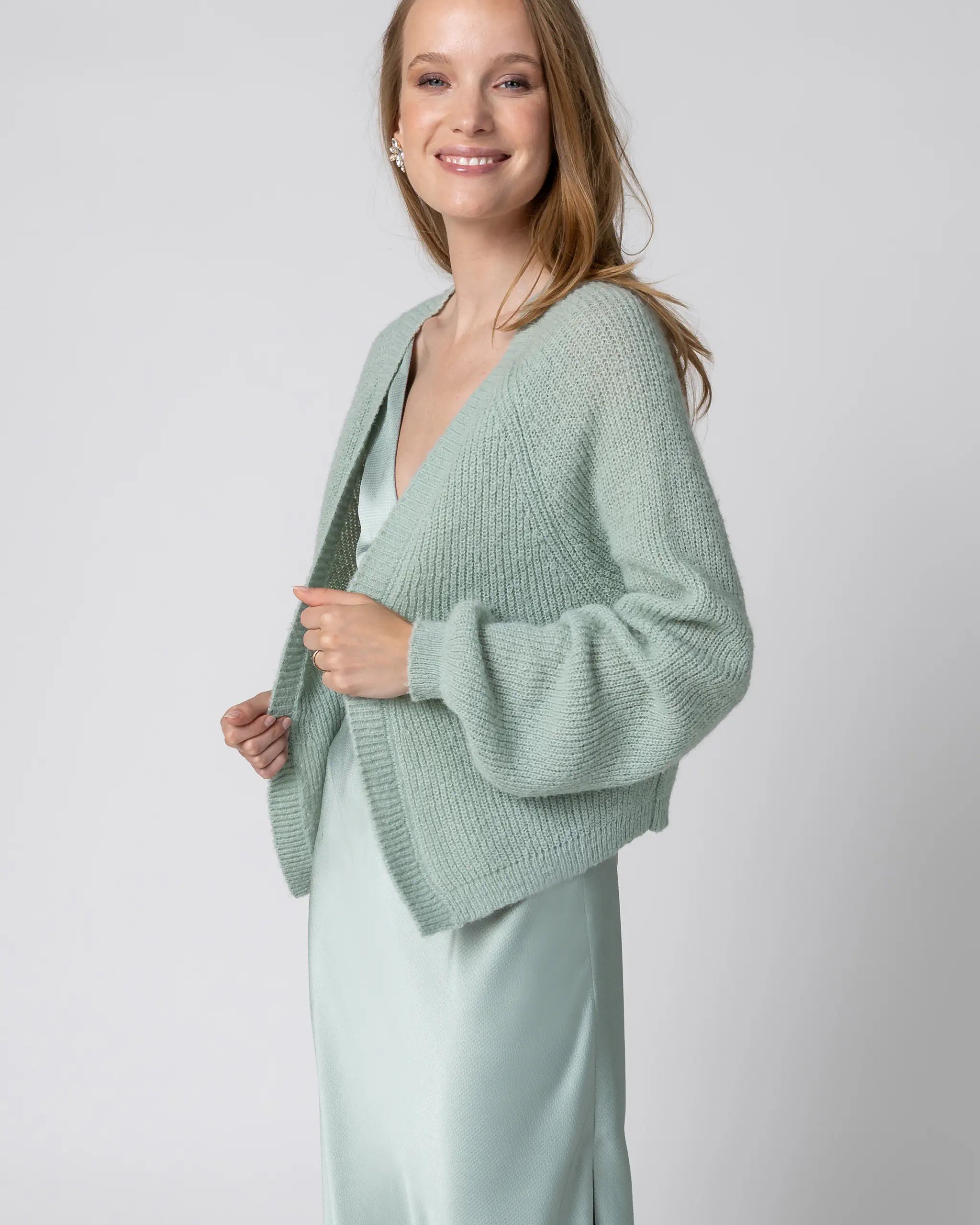 Kurze Strickjacke salbeigrün Ansicht vorne