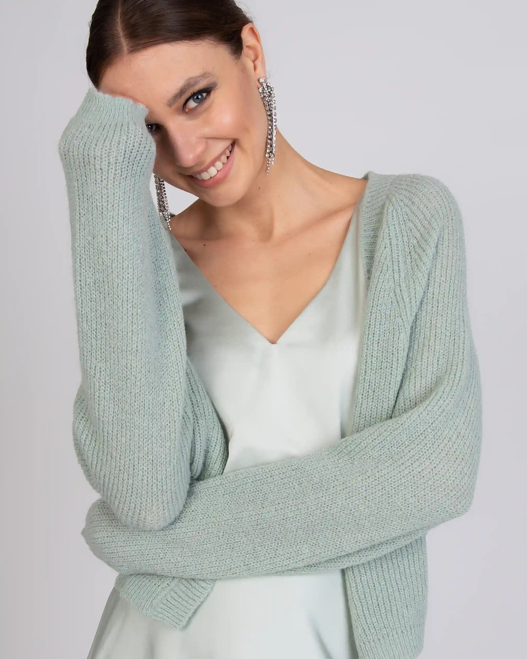 Kurze Strickjacke mit funkelnder LOVE Aufschrift in salbeigrün Ansicht vorne