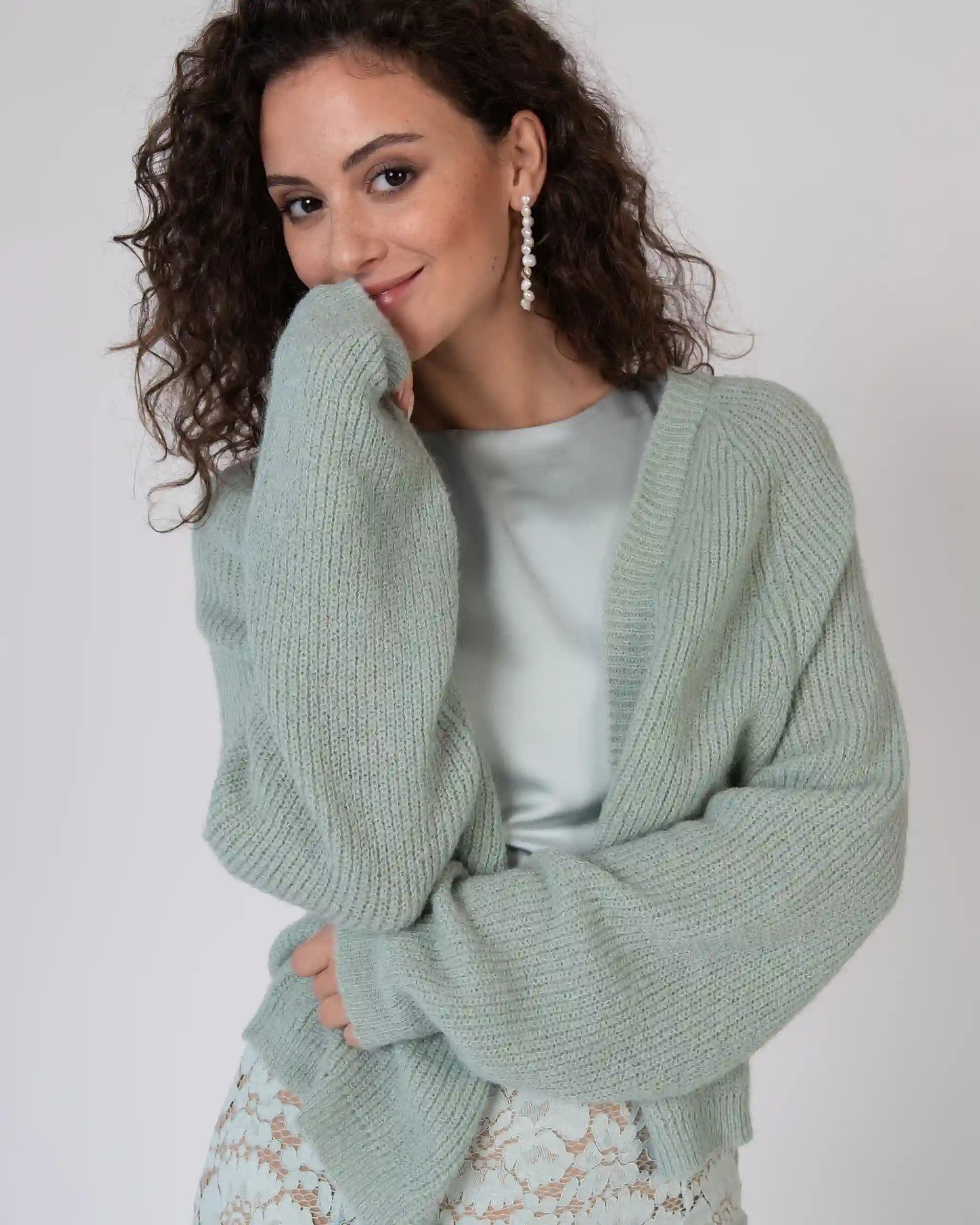 Kurze Strickjacke mit funkelnder LOVE Aufschrift in salbeigrün Ansicht vorne