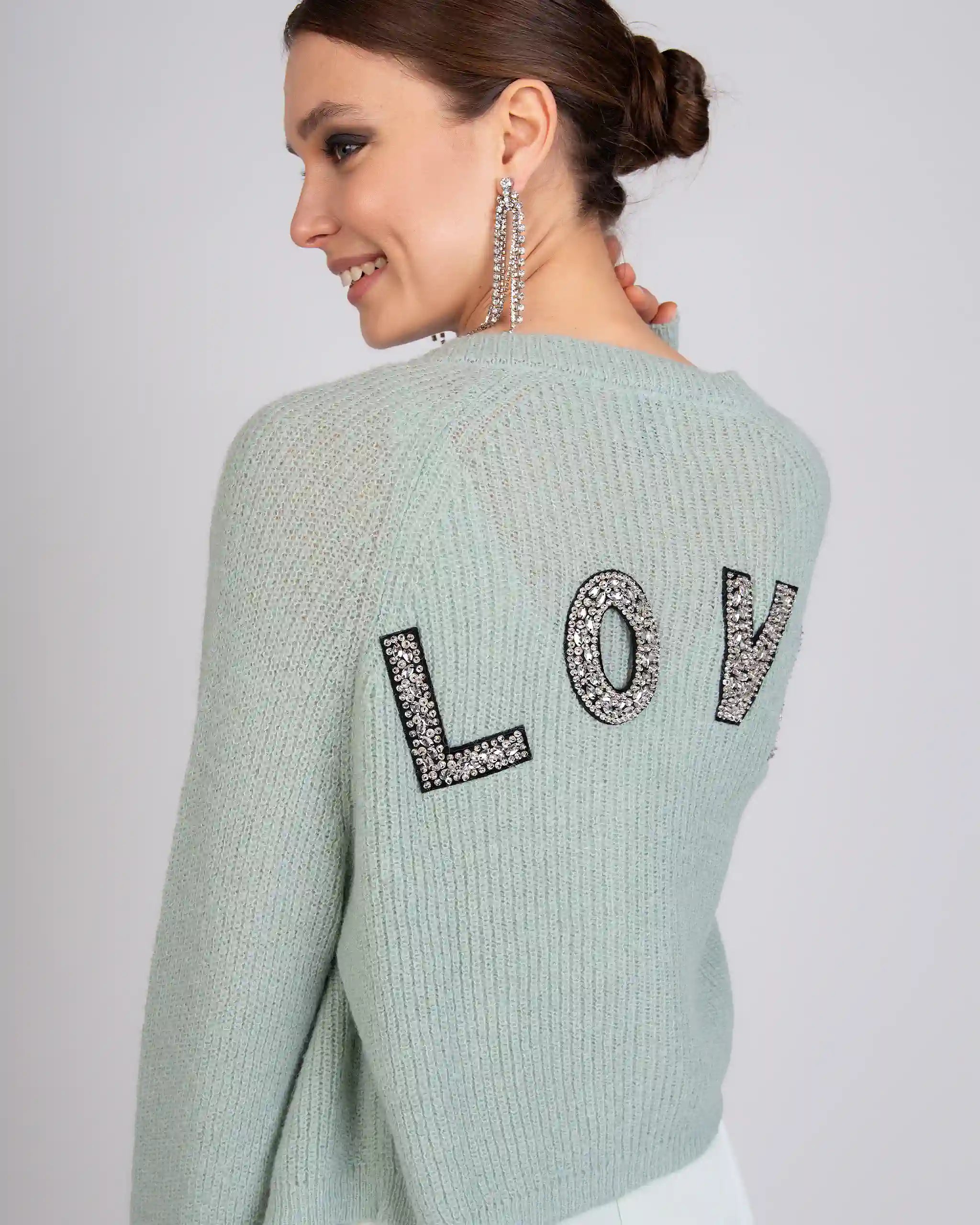 Kurze Strickjacke mit funkelnder LOVE Aufschrift in salbeigrün Ansicht hinten