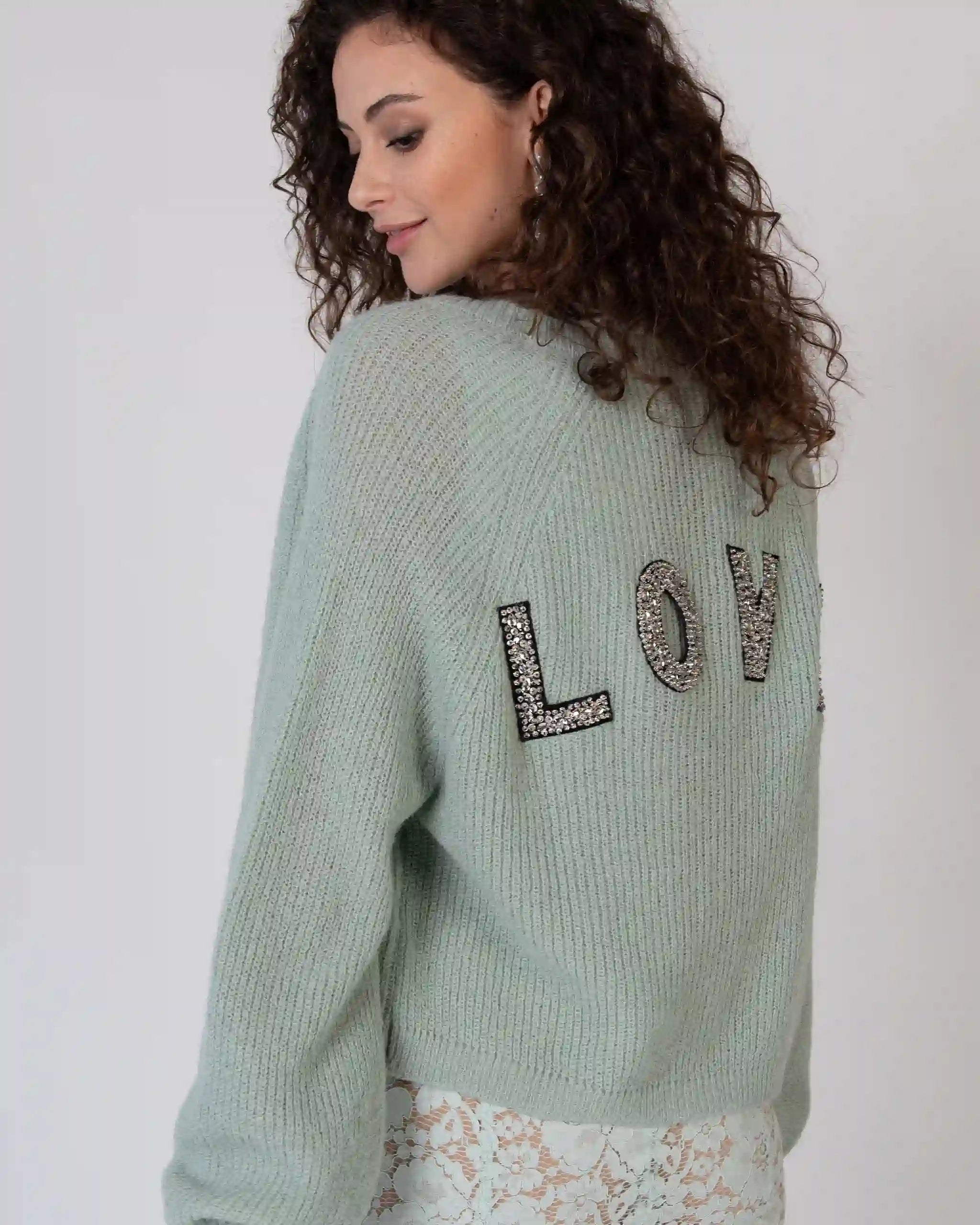 Kurze Strickjacke mit funkelnder LOVE Aufschrift in salbeigrün Ansicht hinten