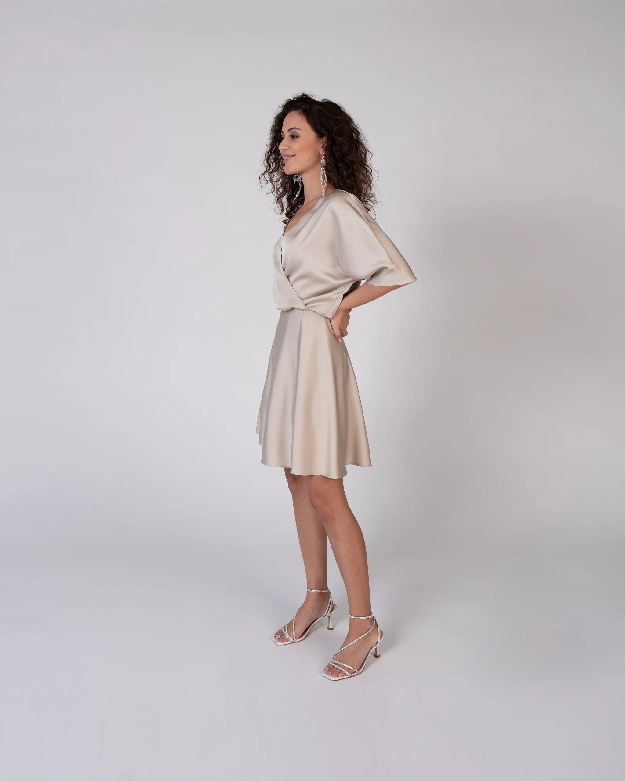 Cleanes Cocktailkleid in Champagner mit kurzem Satin A-Linien Rock - Ansicht Seite