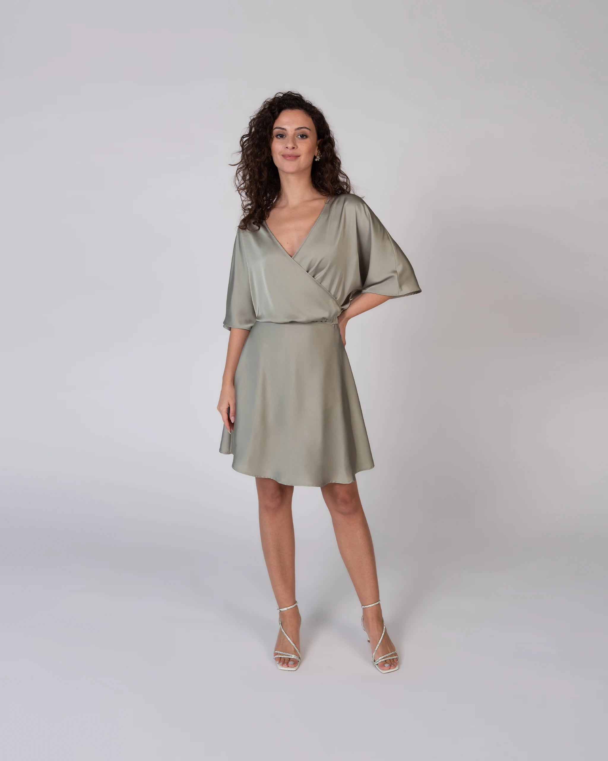 Satin Cocktailkleid mit kurzem Rock und V-Ausschnitt - Ansicht vorne