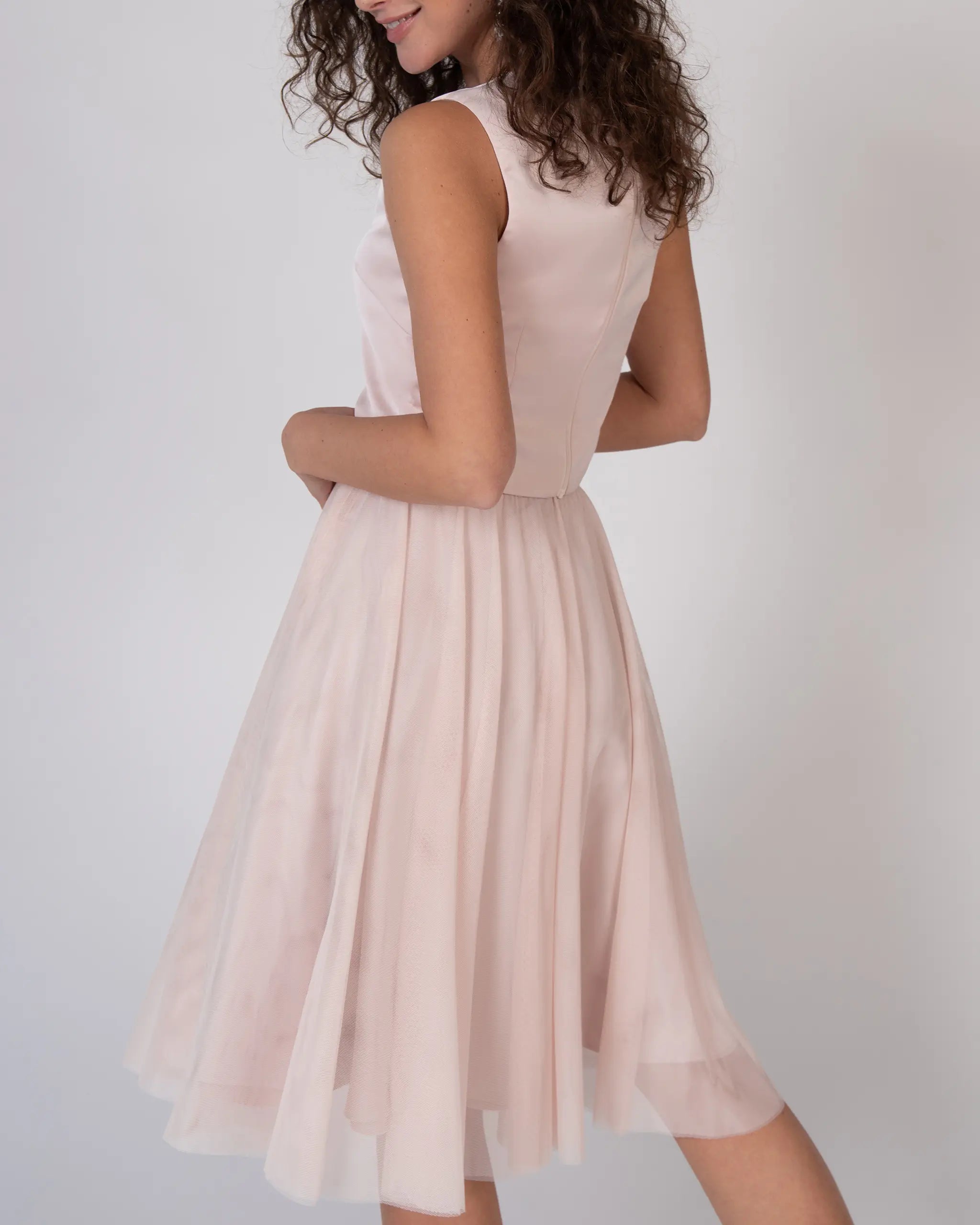 Elegantes Cocktailkleid mit Crop Top und knielangem Tüllrock - Detailansicht hinten