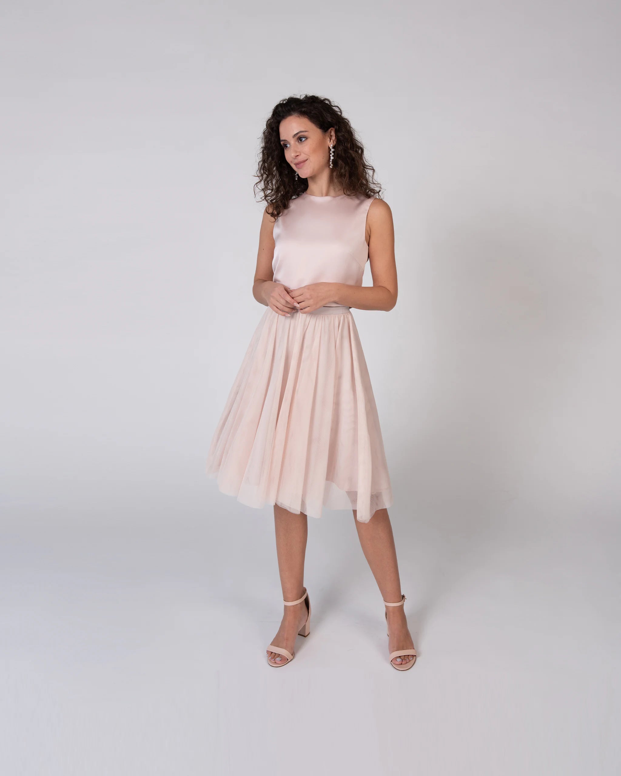 Elegantes Cocktailkleid mit Crop Top und knielangem Tüllrock - Ansicht vorne