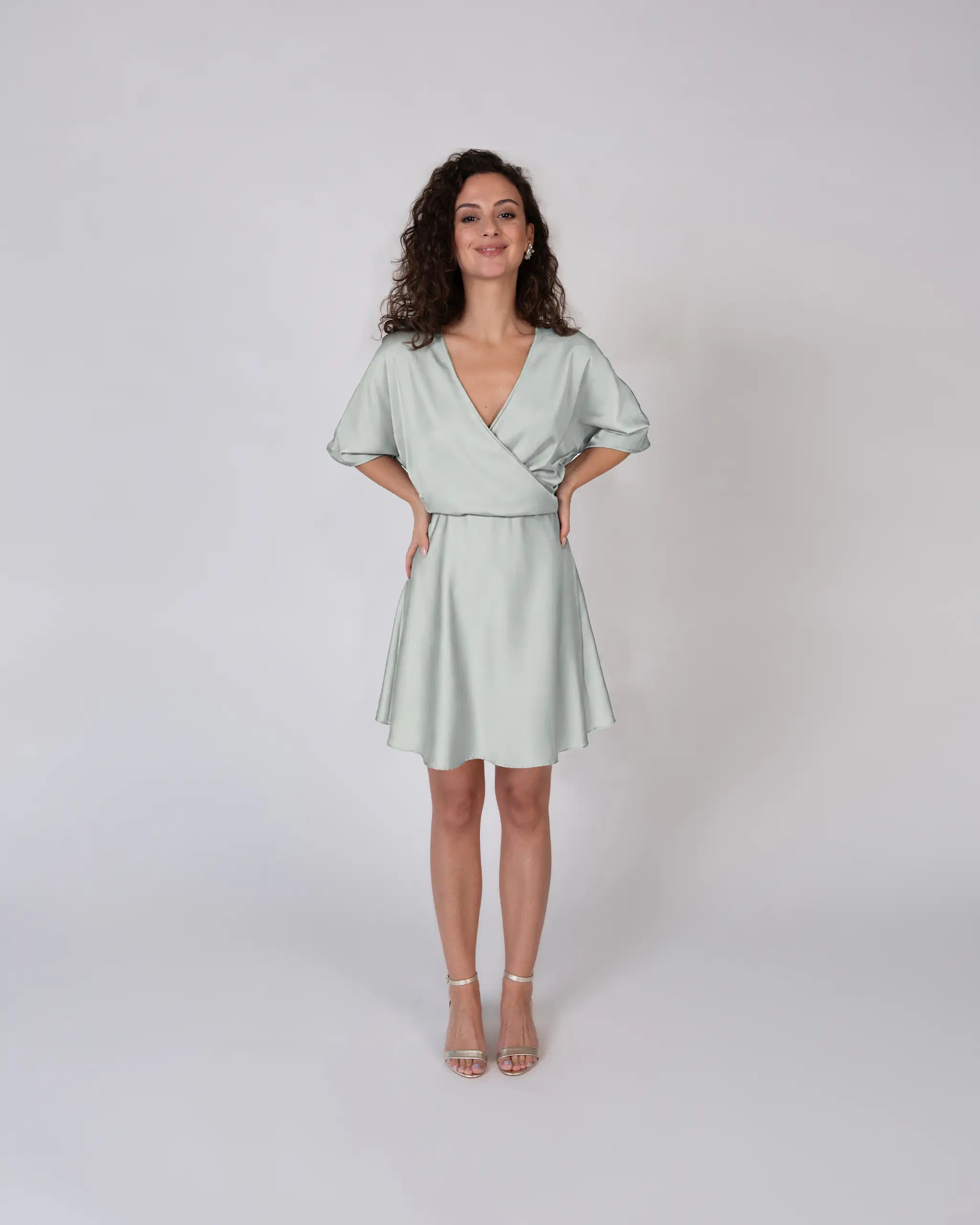 Schlichtes Cocktailkleid mit Satinrock in A-Linie - Ansicht vorne