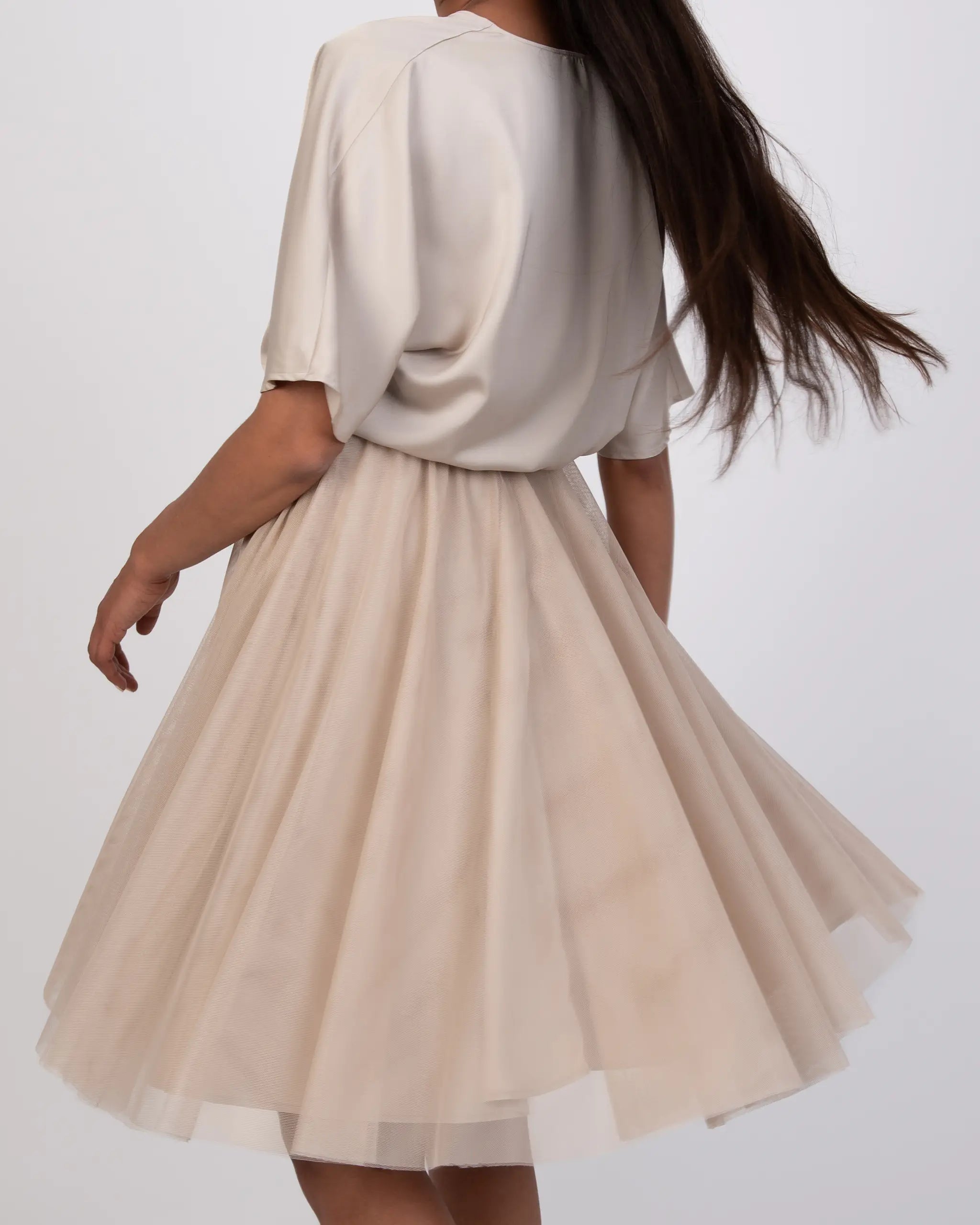 Beiges Cocktailkleid mit knielangem Tüllrock - Detailansicht