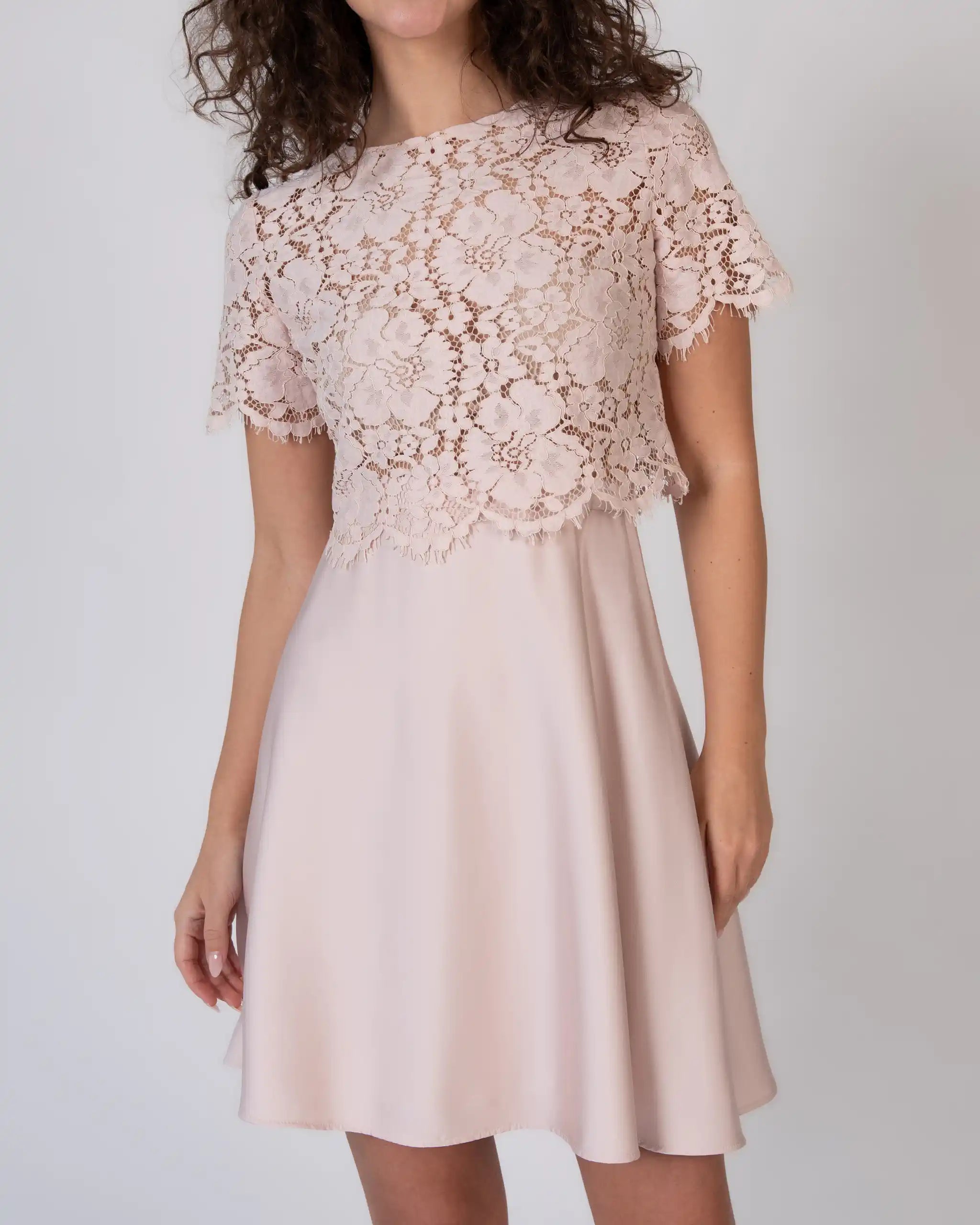 Zweiteiler Cocktailkleid mit kurzem Spitzenoberteil und Satinrock - Detailansicht vorne