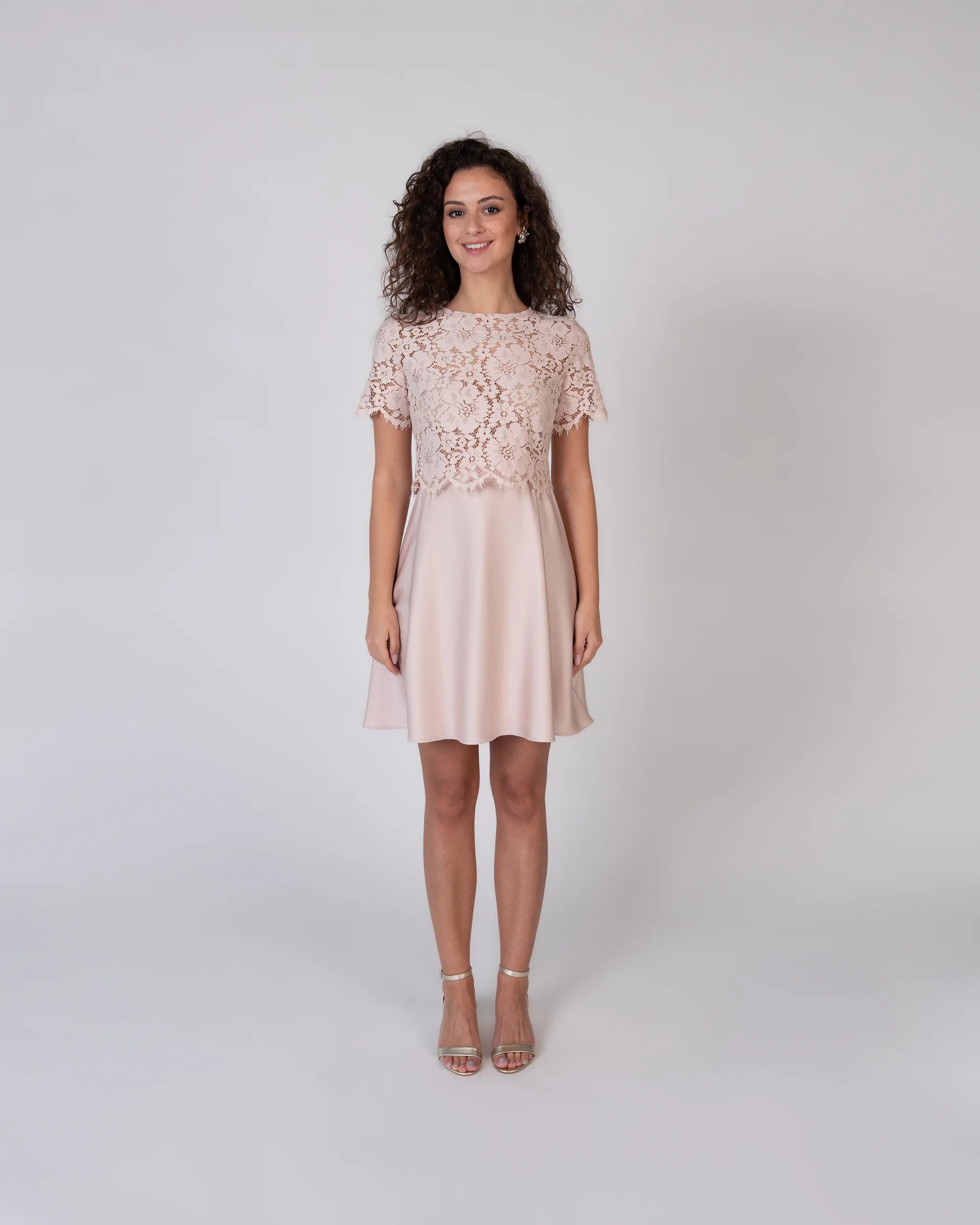 Zweiteiler Cocktailkleid mit kurzem Spitzenoberteil und Satinrock - Ansicht vorne