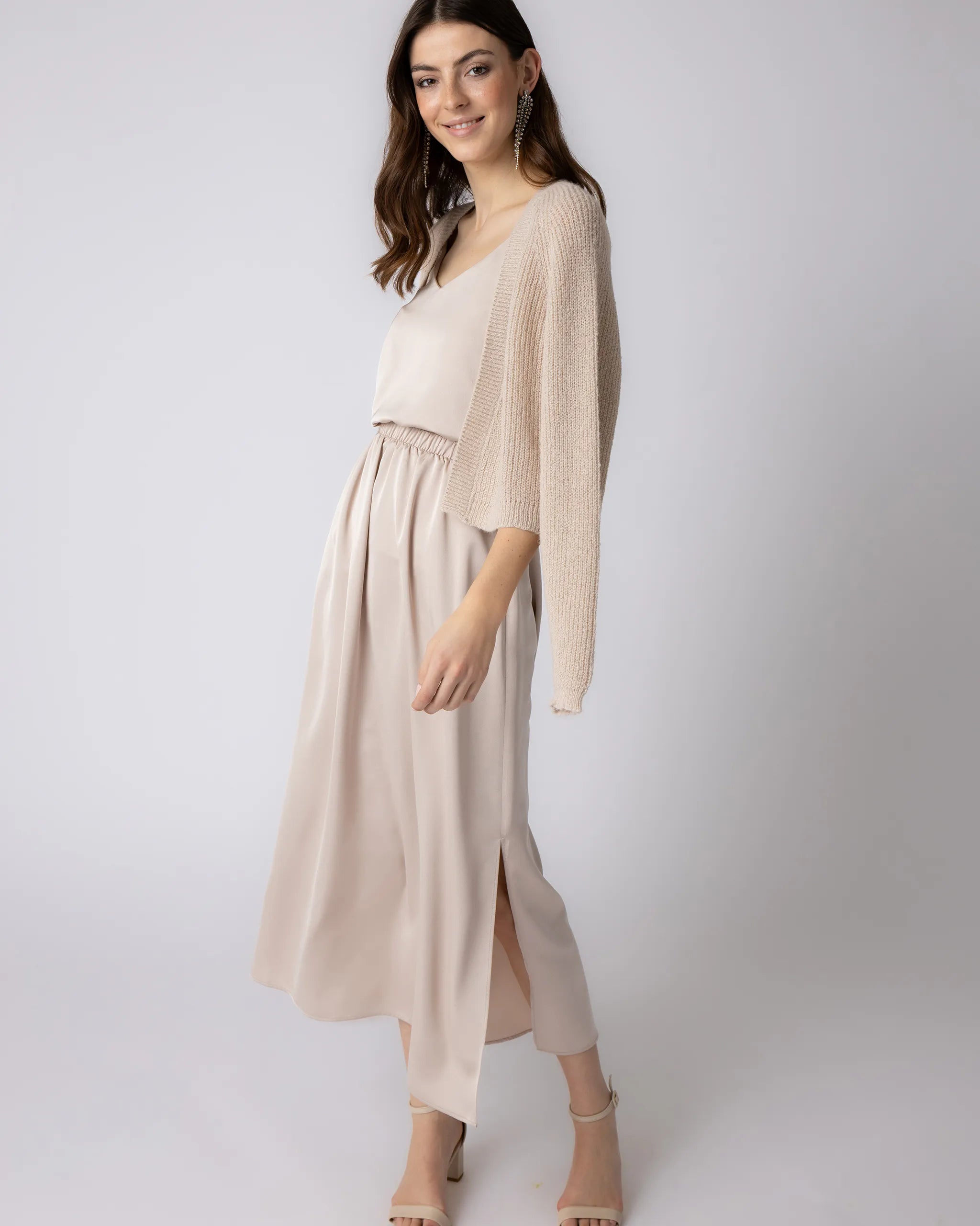 Wadenlanger Satinrock mit Schlitz in champagne Ansicht seitlich