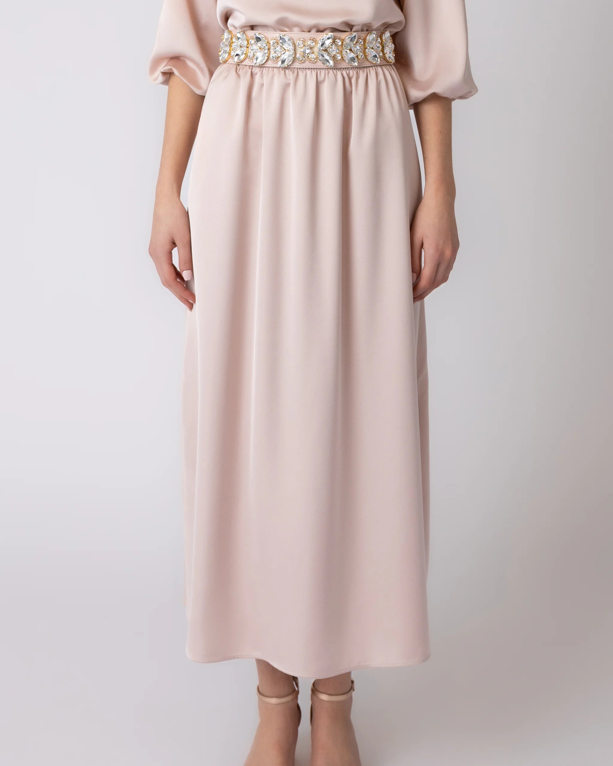 Wadenlanger Satinrock mit Schlitz in rosa Ansicht vorne