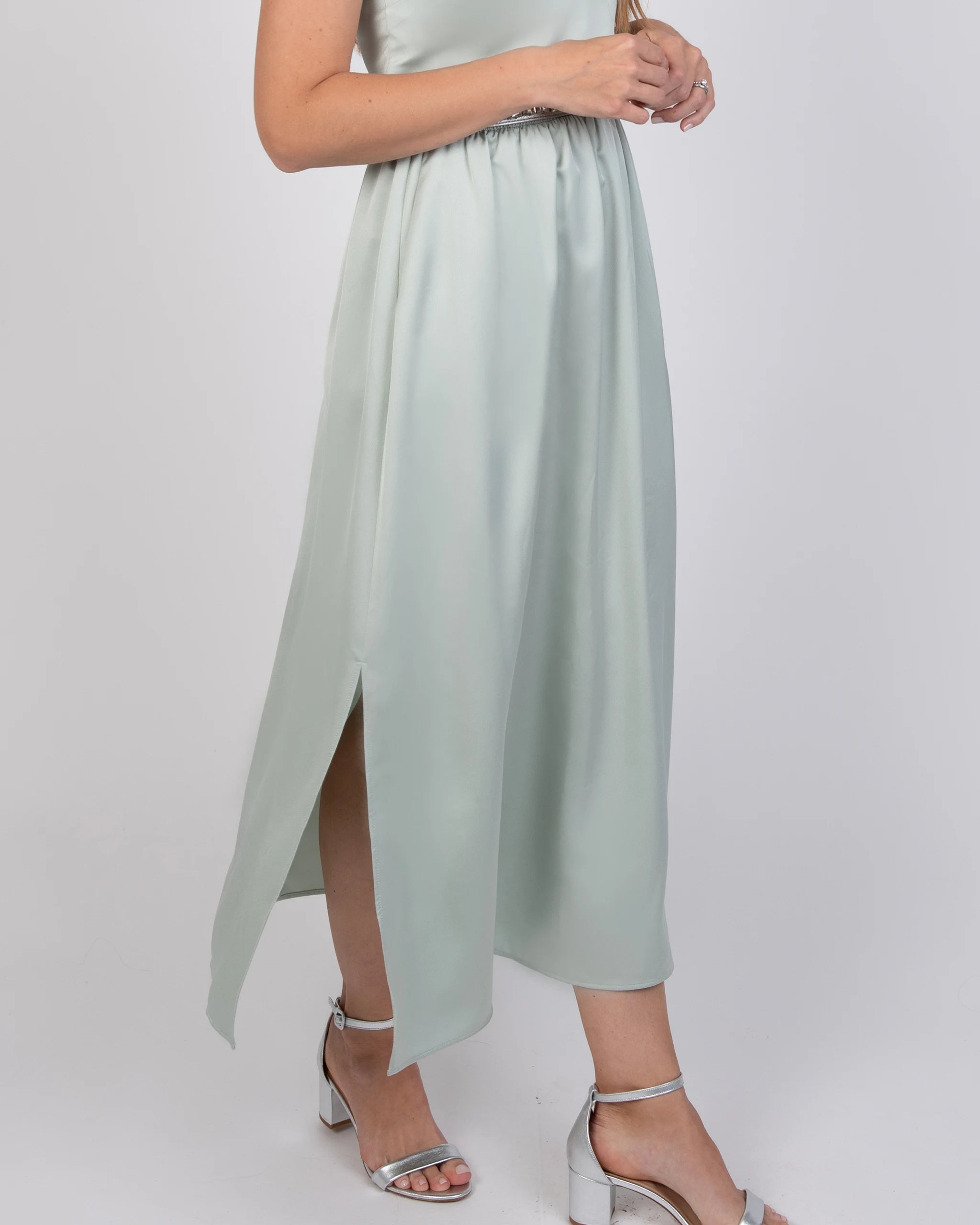 Wadenlanger Satinrock mit Schlitz in salbeigrün Detailansicht