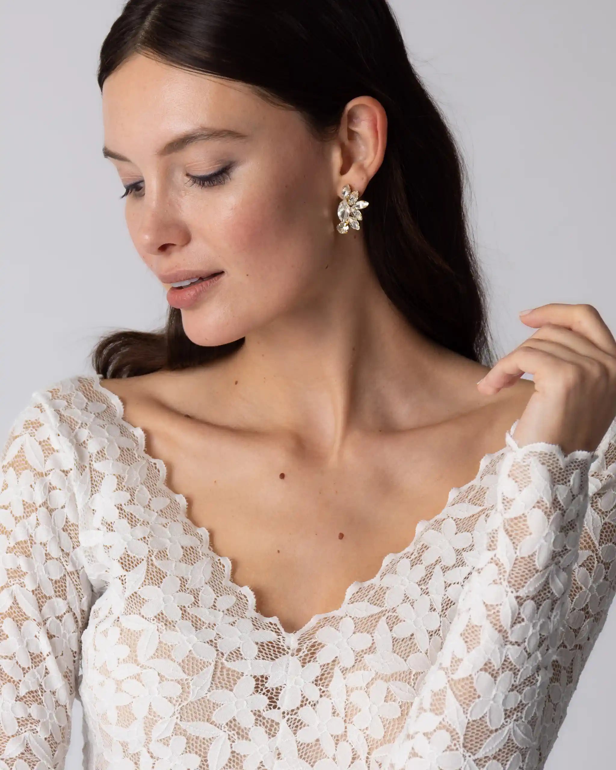 Ohrringe mit Kristallen getragen am Model