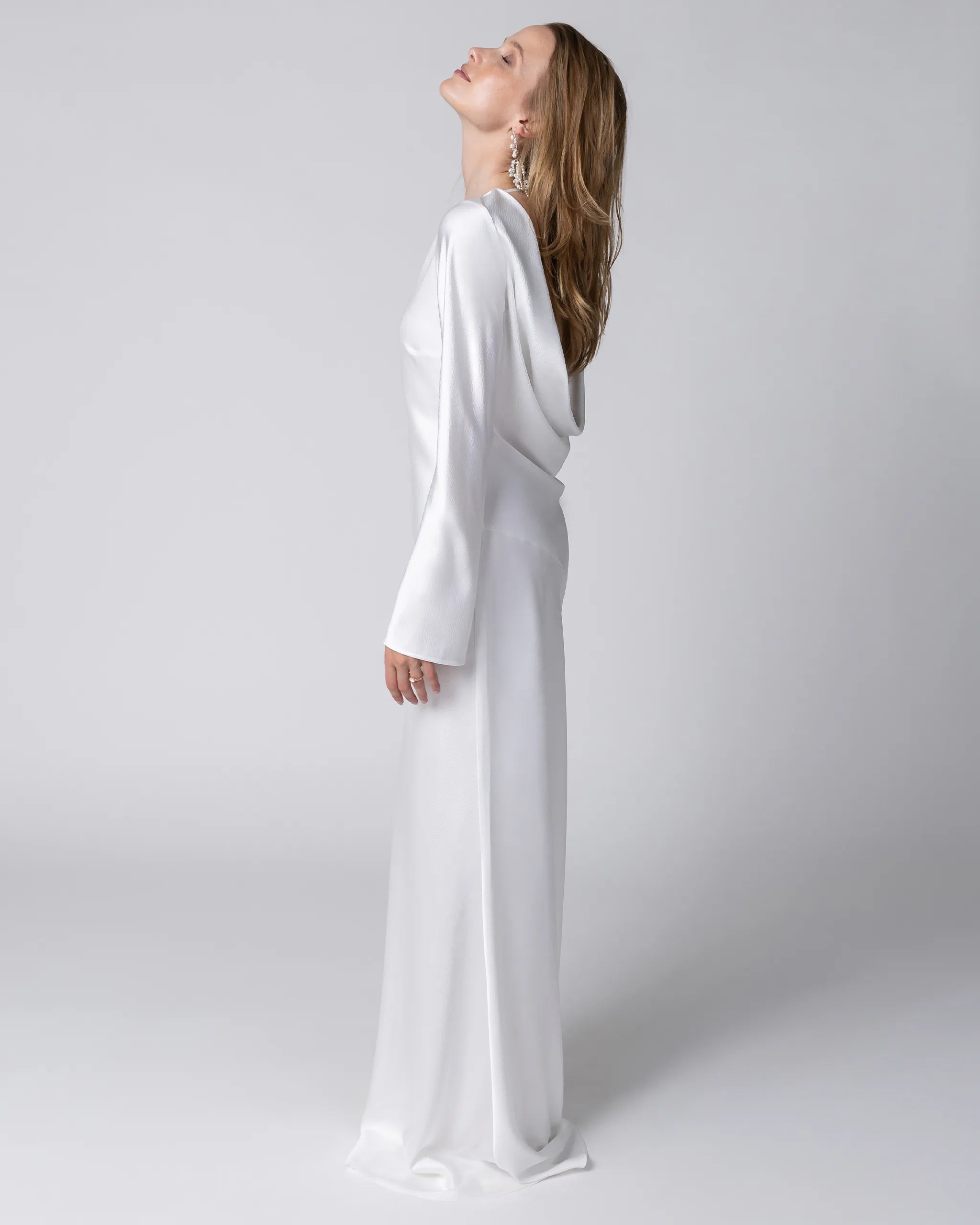Modernes Satin Hochzeitskleid mit langen Ärmeln und fliessender Silhouette in Ivory