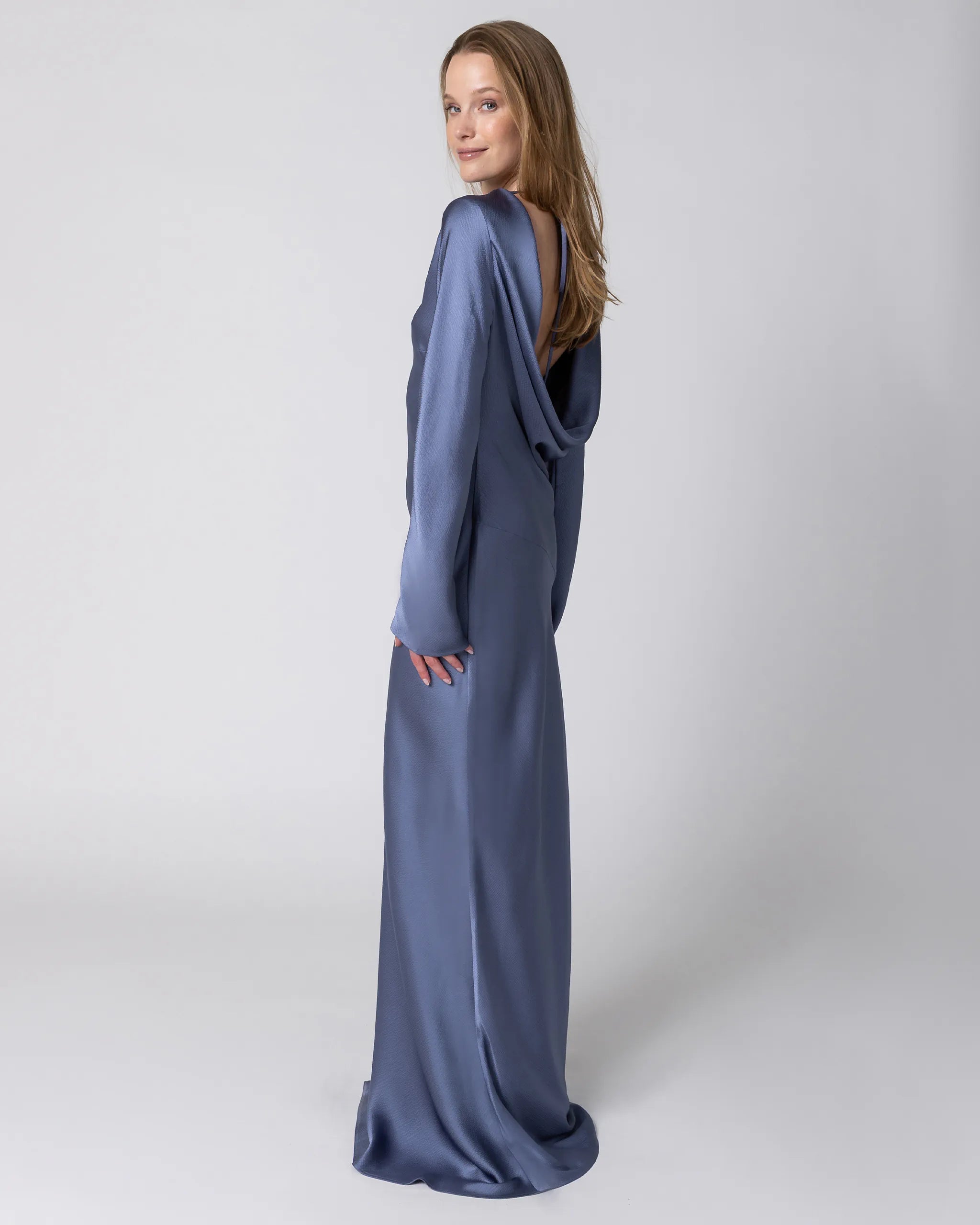 Modernes dunkelblaues Satin Abendkleid mit langen Ärmeln und fliessender Silhouette