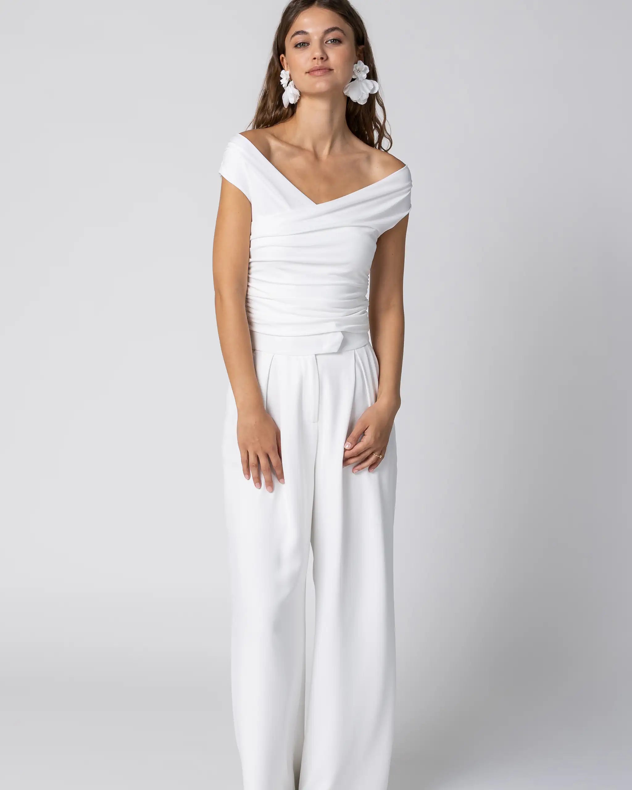 Drapiertes Off-Shoulder Braut Top kombiniert mit Marlene Brauthose
