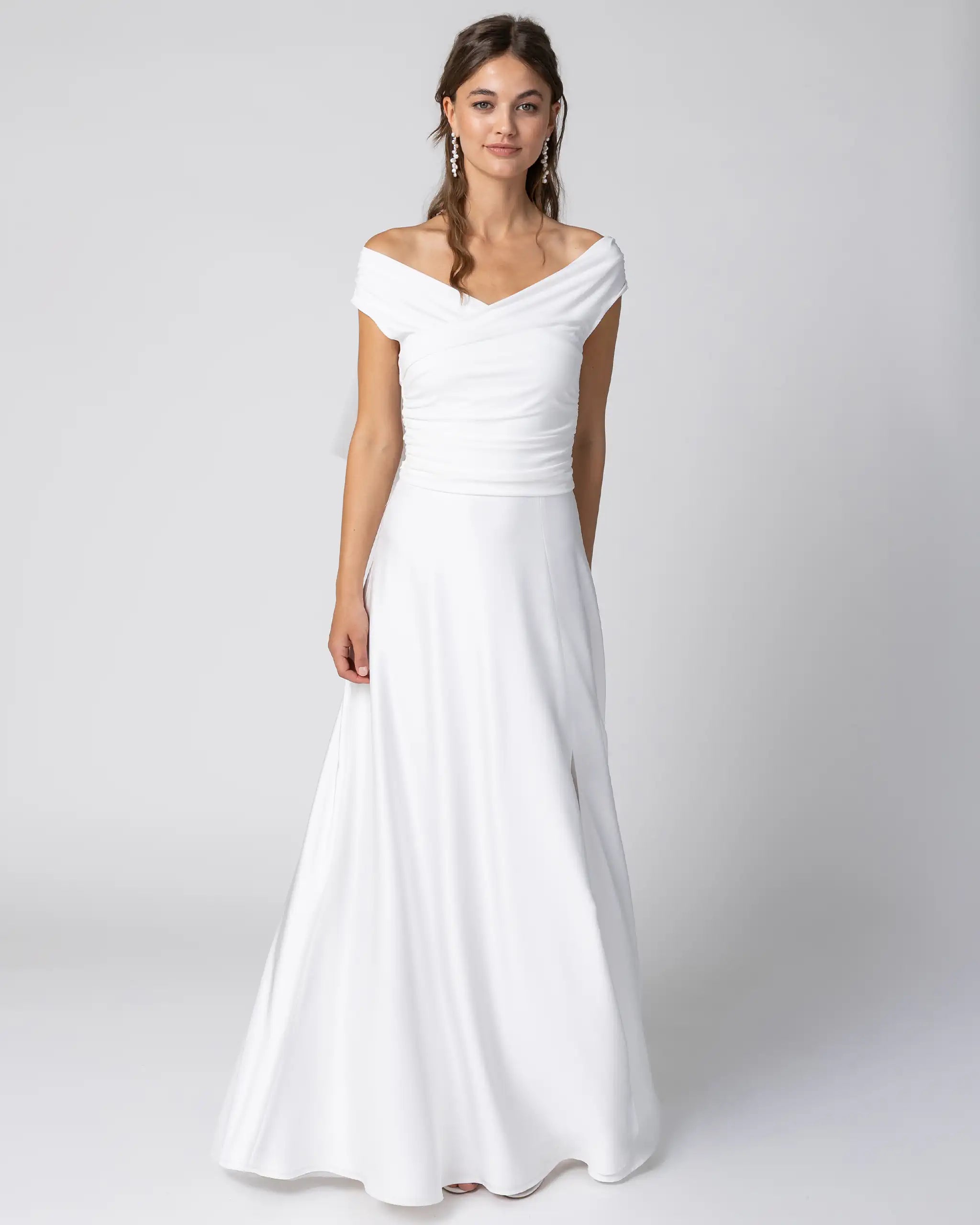 Drapiertes Off-Shoulder Braut Top Ansicht vorne mit Maxi Satin Brautrock