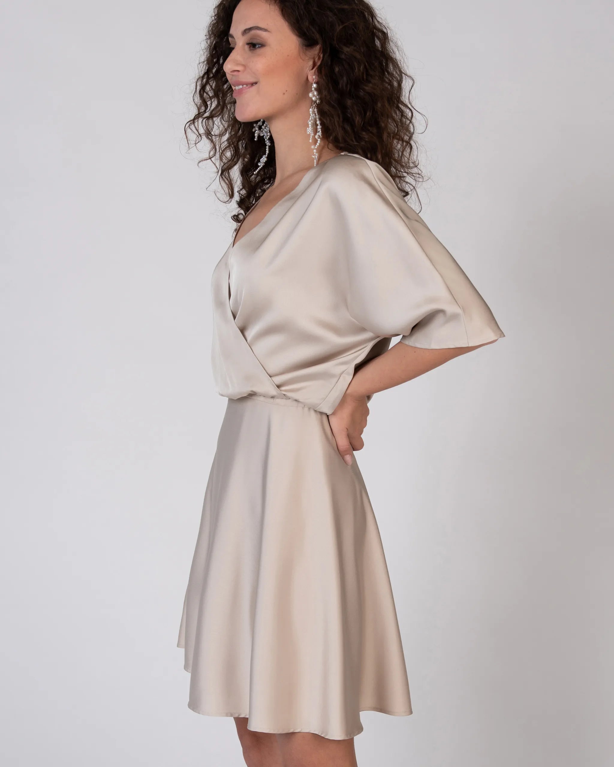 Kurze Satinbluse mit V-Ausschnitt Champagne Ansicht seitlich