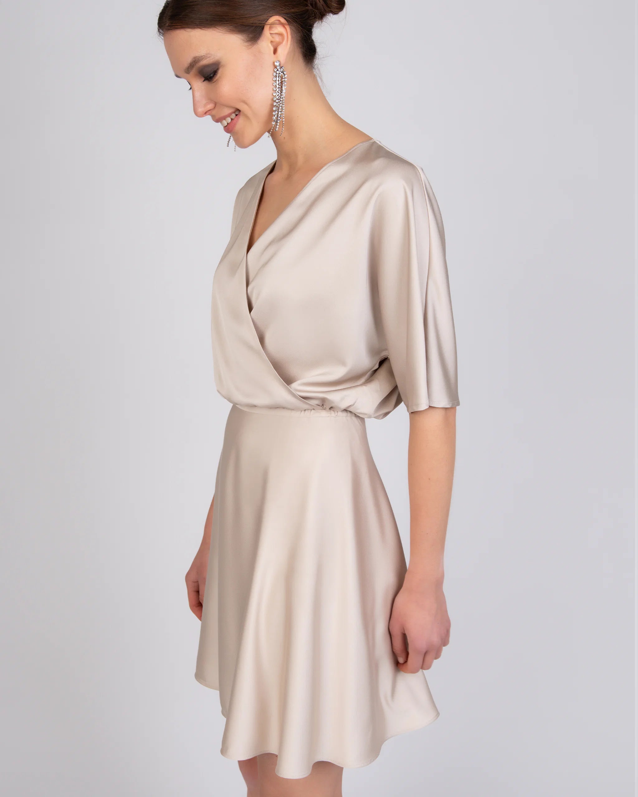 Kurze Satinbluse mit V-Ausschnitt Champagne Ansicht Seite