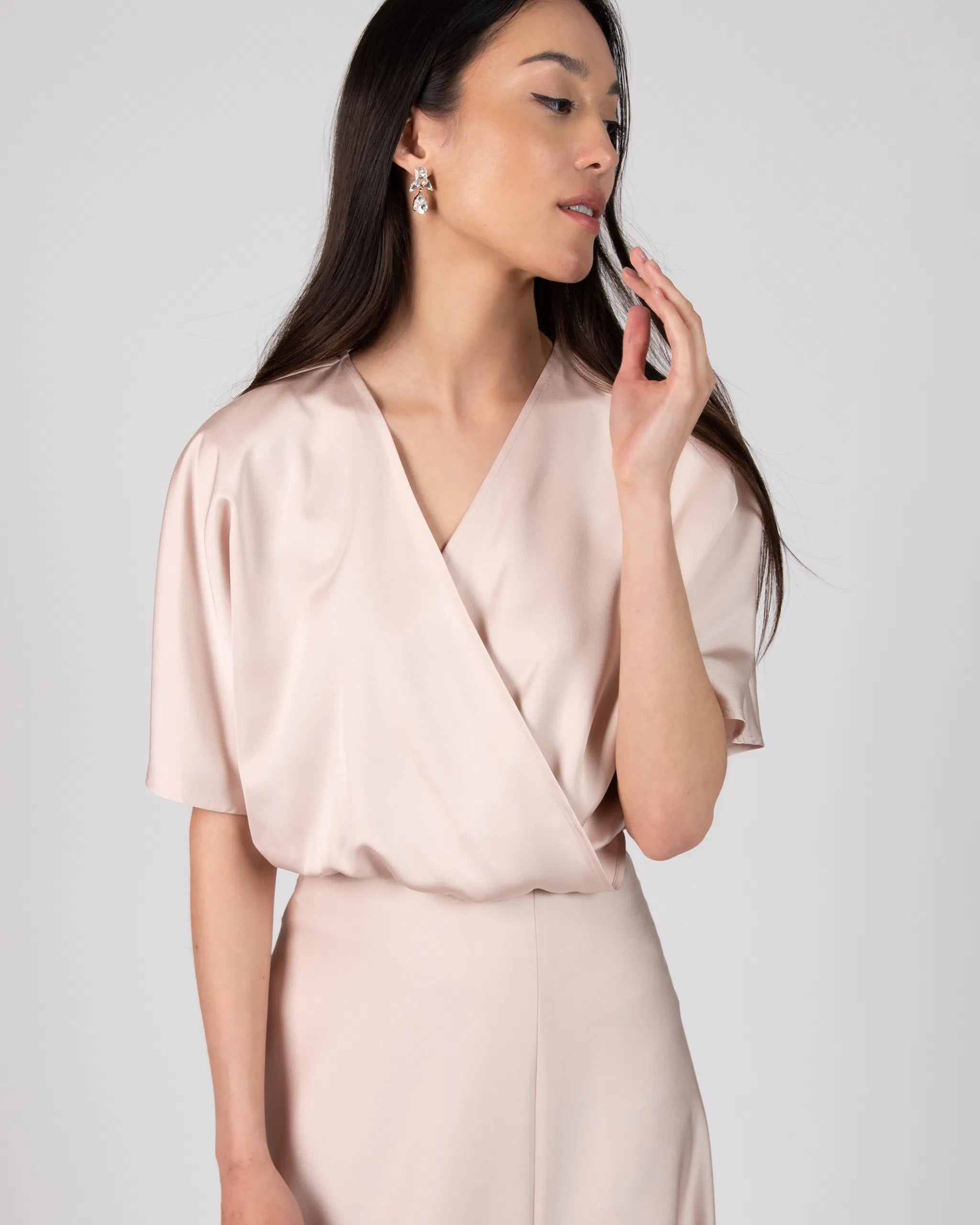 Kurze Satinbluse mit V-Ausschnitt in rosa Ansicht vorne