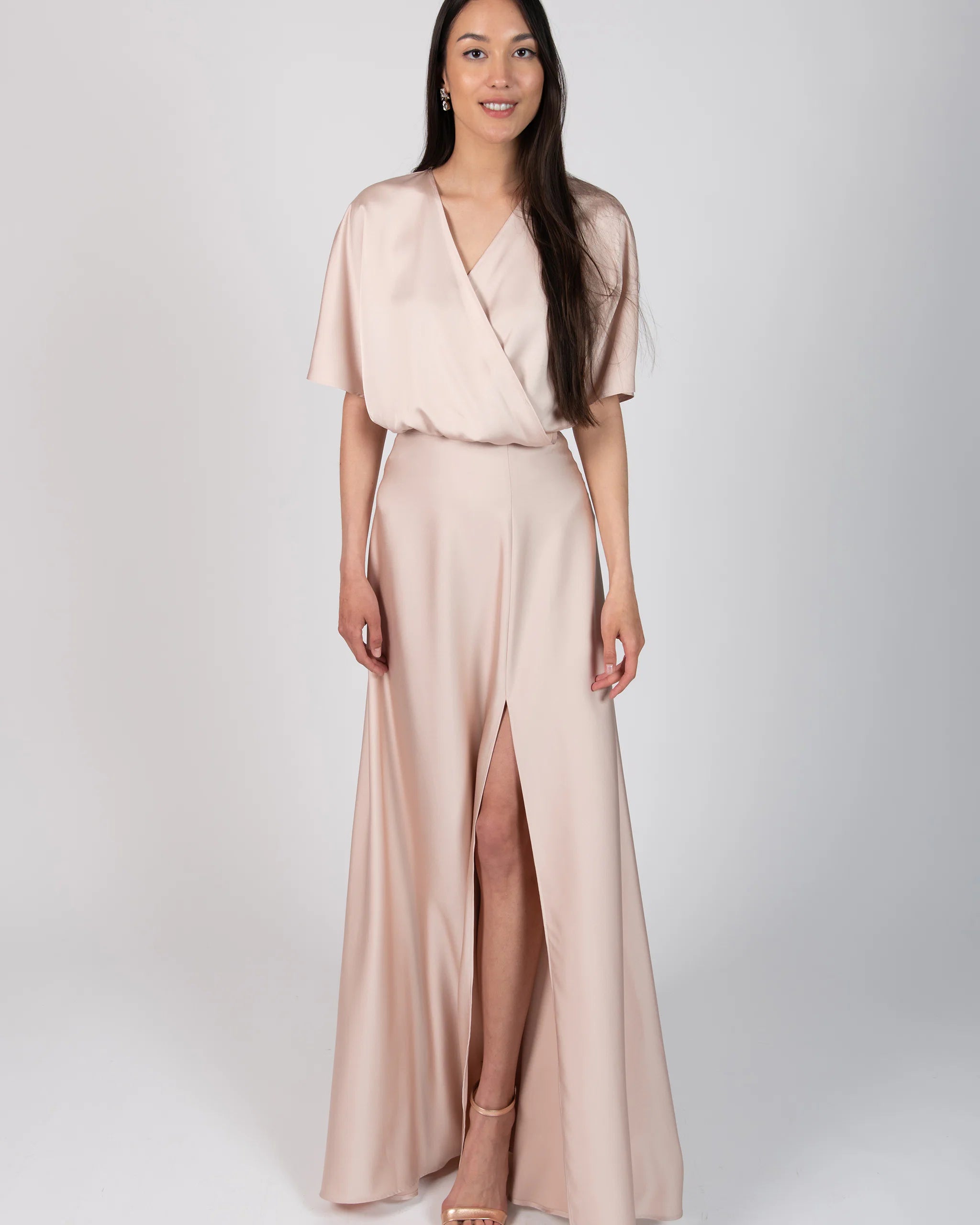 Kurze Satinbluse mit V-Ausschnitt in rosa Ansicht vorne