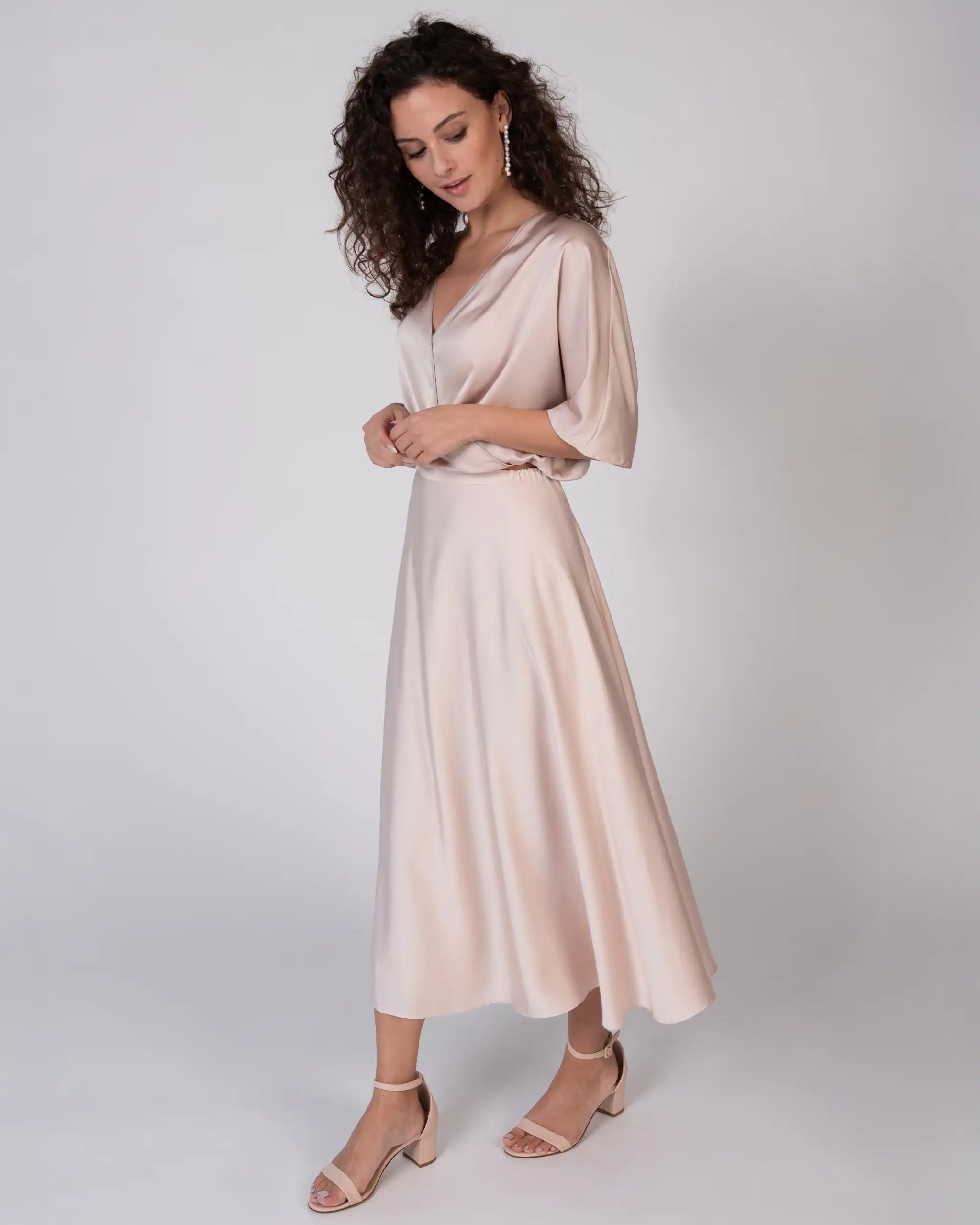 Kurze Satinbluse mit V-Ausschnitt in rosa Ansicht vorne