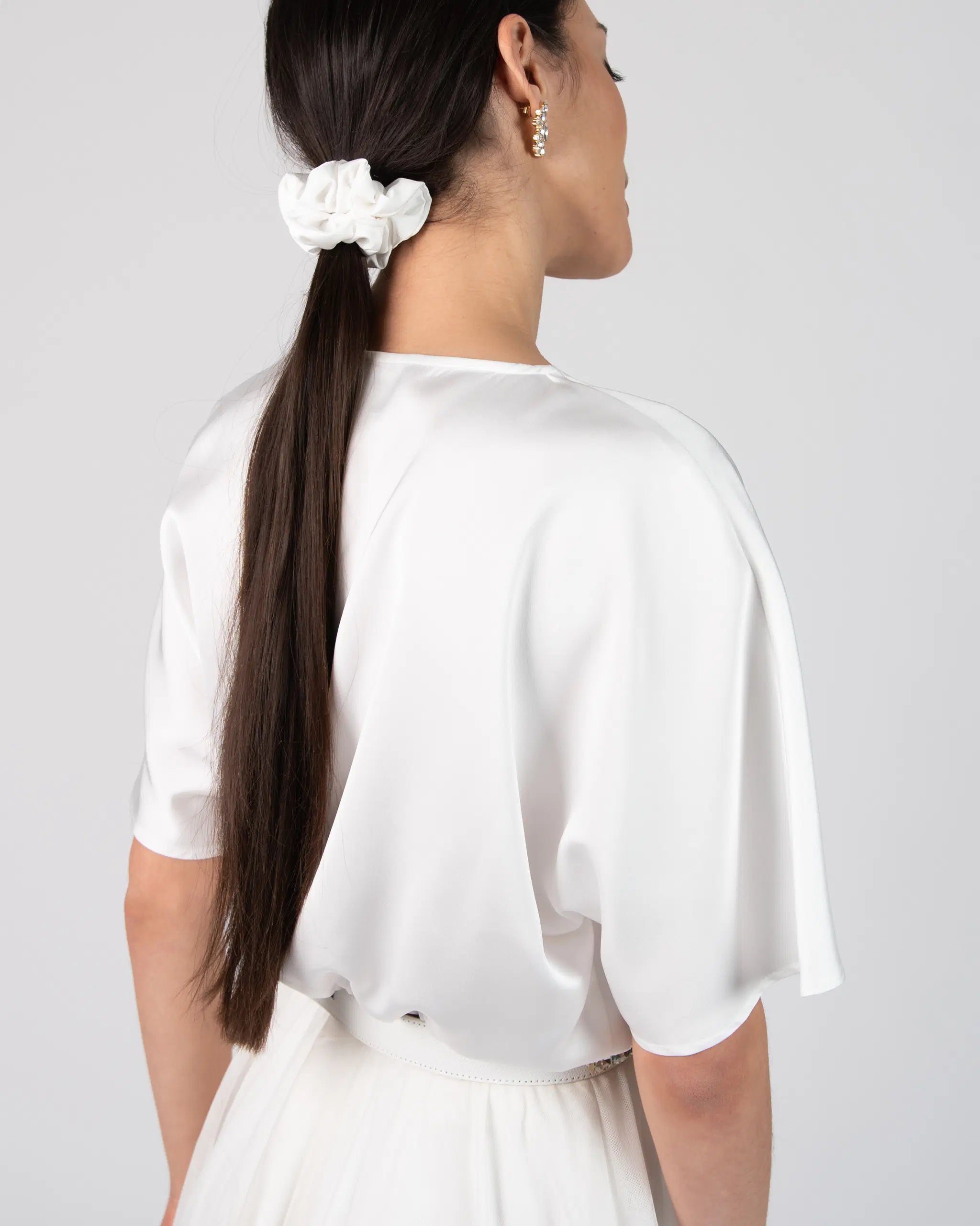 Kurze Brautbluse mit V-Ausschnitt Ansicht hinten