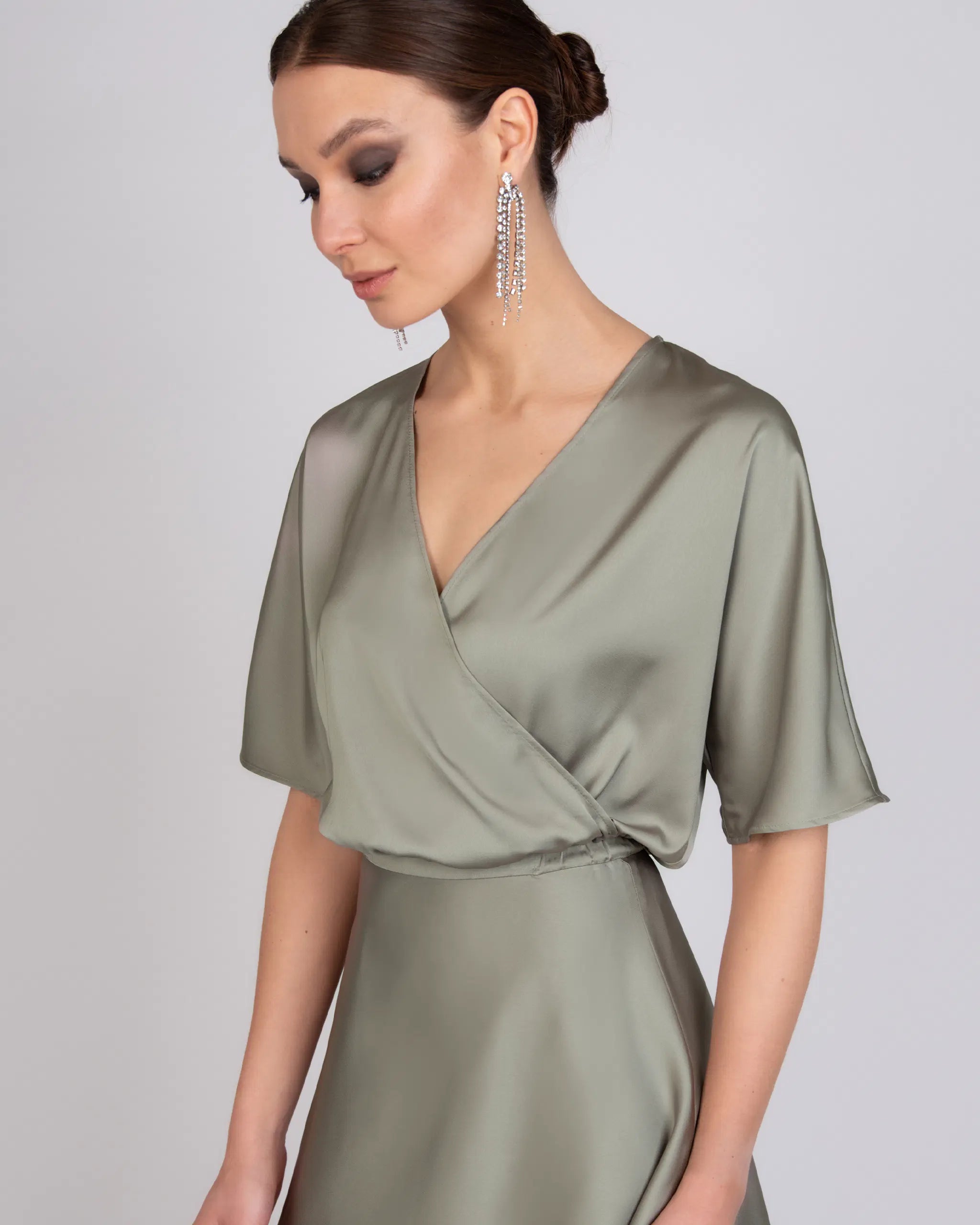 Kurze Satinbluse mit V-Ausschnitt in olive Ansicht vorne