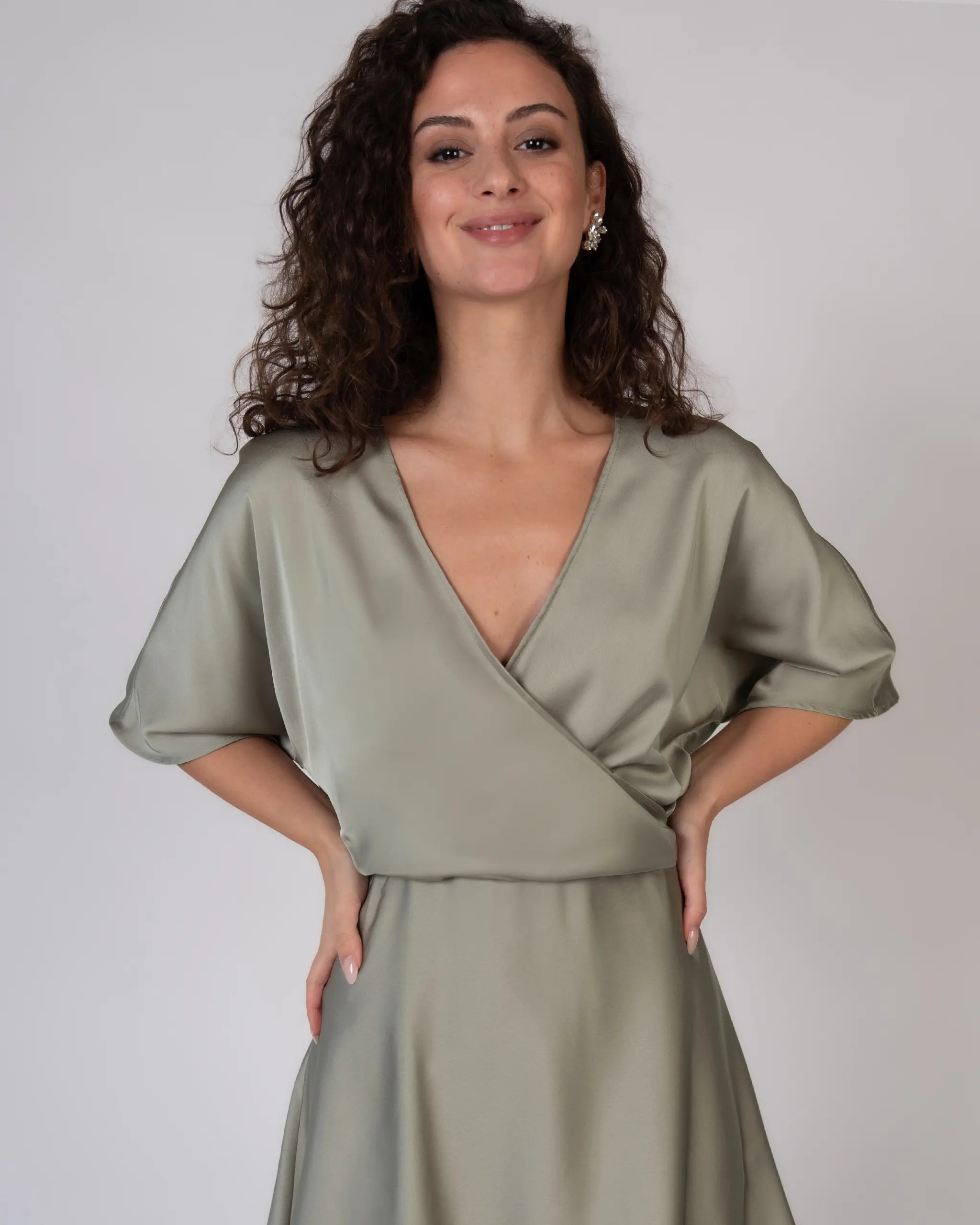 Kurze Satinbluse mit V-Ausschnitt in olive Ansicht vorne