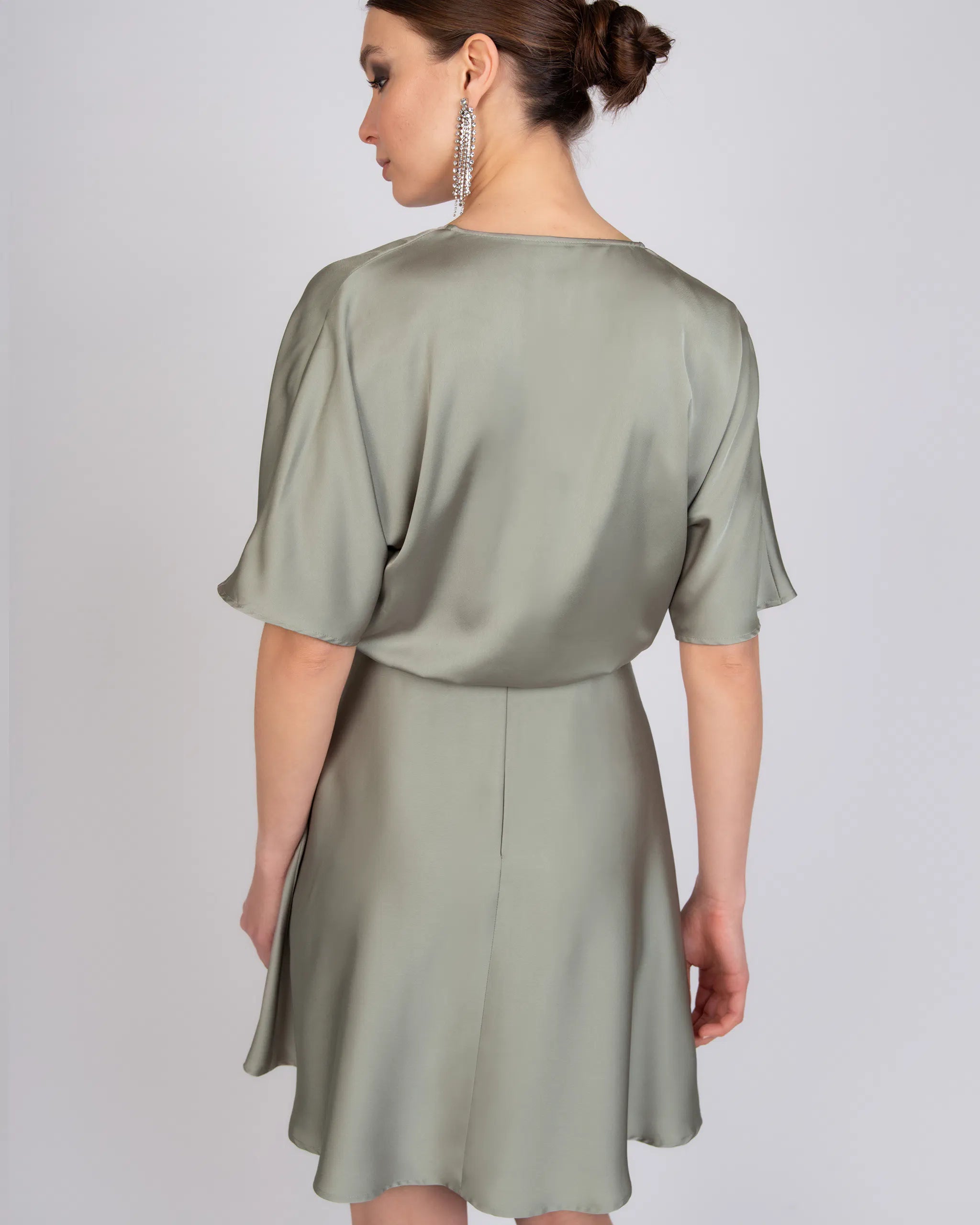 Kurze Satinbluse mit V-Ausschnitt in olive Ansicht hinten