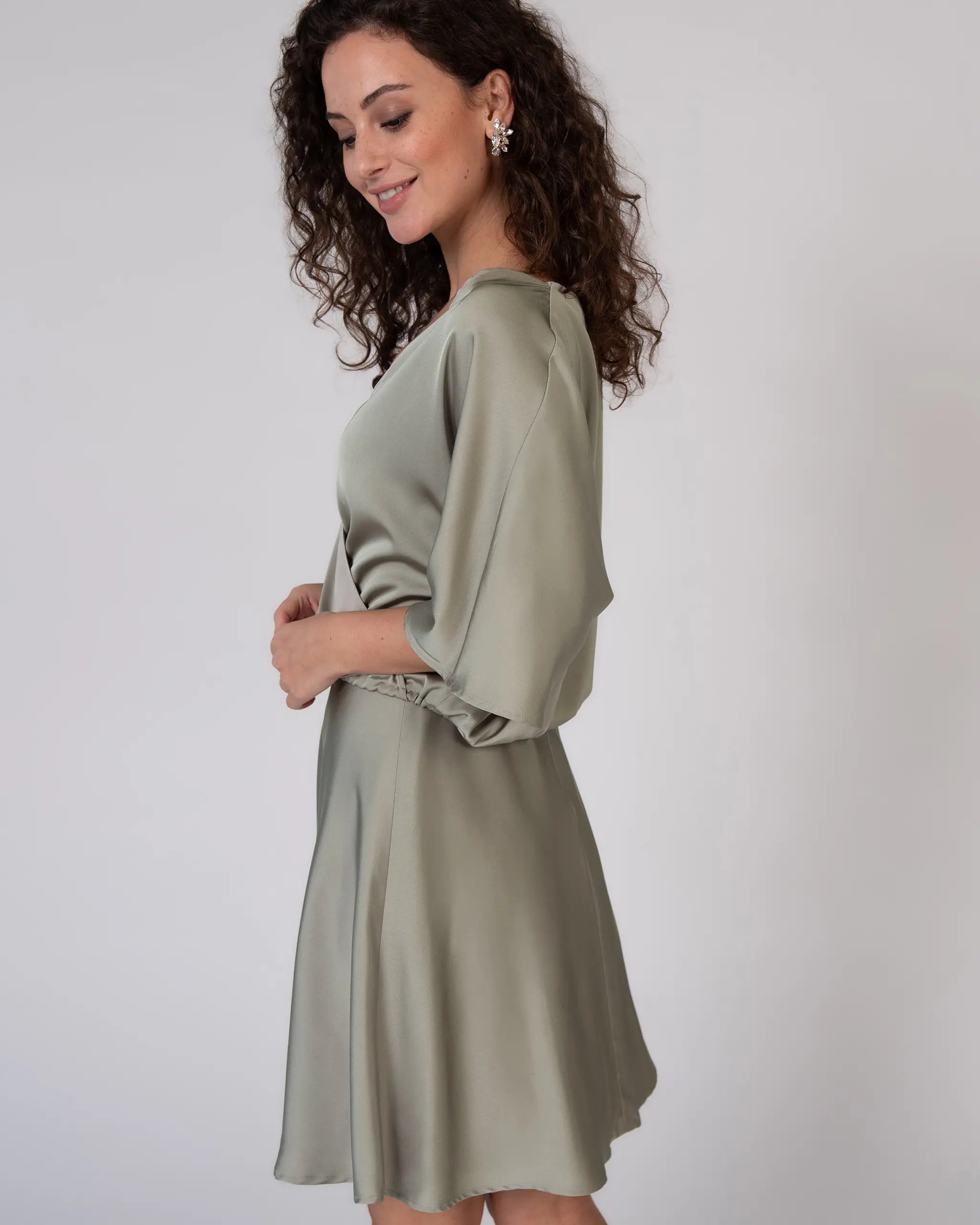 Kurze Satinbluse mit V-Ausschnitt in olive Ansicht seitlich